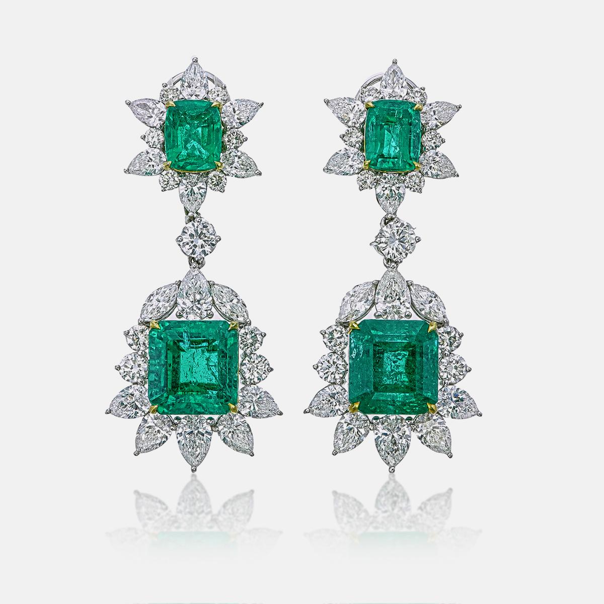 Taille émeraude Boucles d'oreilles en or 18 carats de 9,84 carats d'émeraudes et de diamants de Zambie d'un vert vif en vente