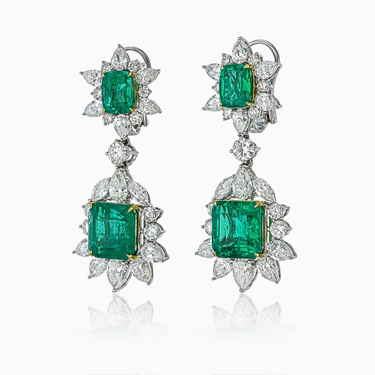 Boucles d'oreilles en or 18 carats de 9,84 carats d'émeraudes et de diamants de Zambie d'un vert vif Neuf - En vente à Bangkok, TH