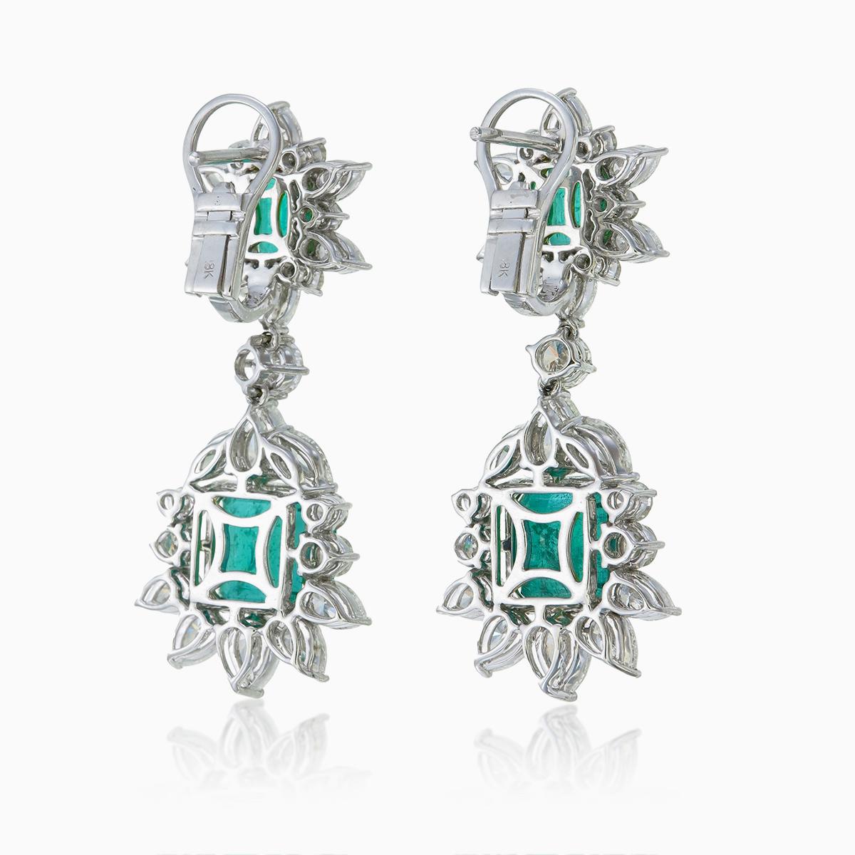 Boucles d'oreilles en or 18 carats de 9,84 carats d'émeraudes et de diamants de Zambie d'un vert vif Unisexe en vente