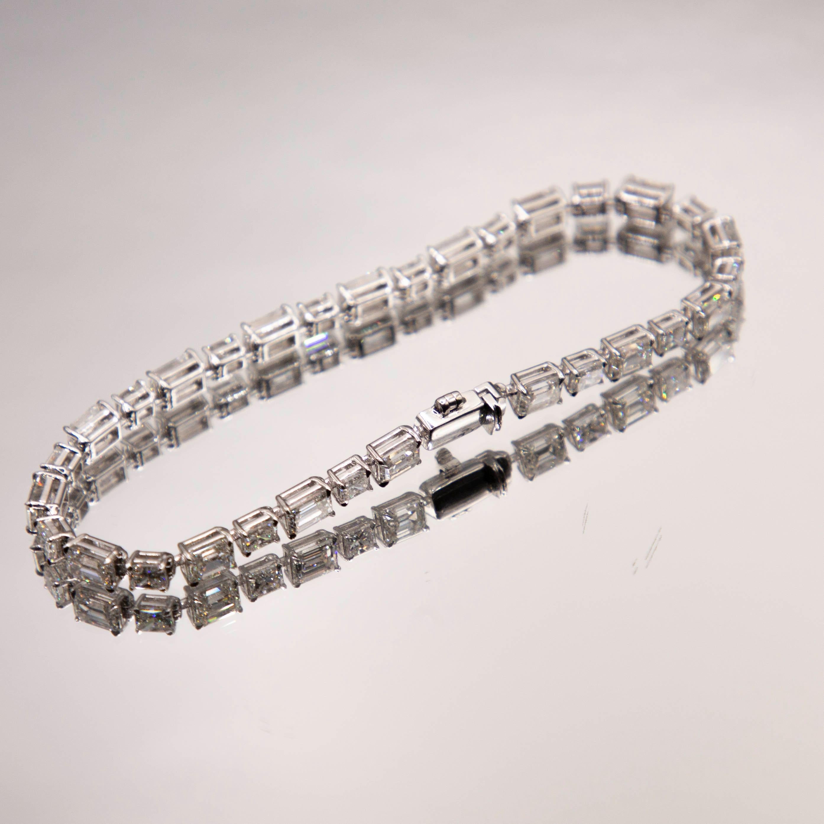 Bracelet fait main en or blanc 18 carats avec diamants fins taille émeraude/ princesse de 9,84 carats en vente 1