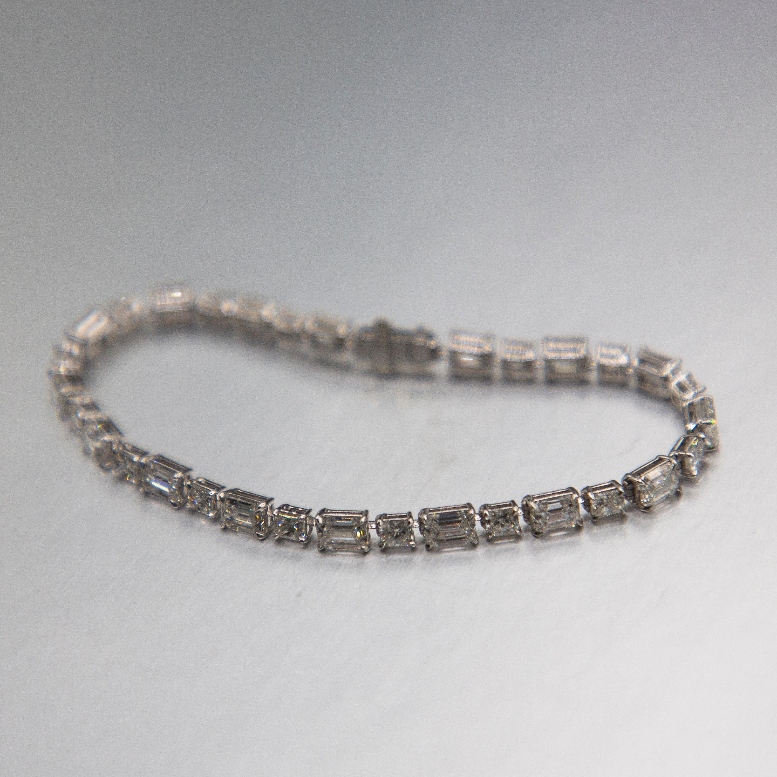 Bracelet fait main en or blanc 18 carats avec diamants fins taille émeraude/ princesse de 9,84 carats en vente 3