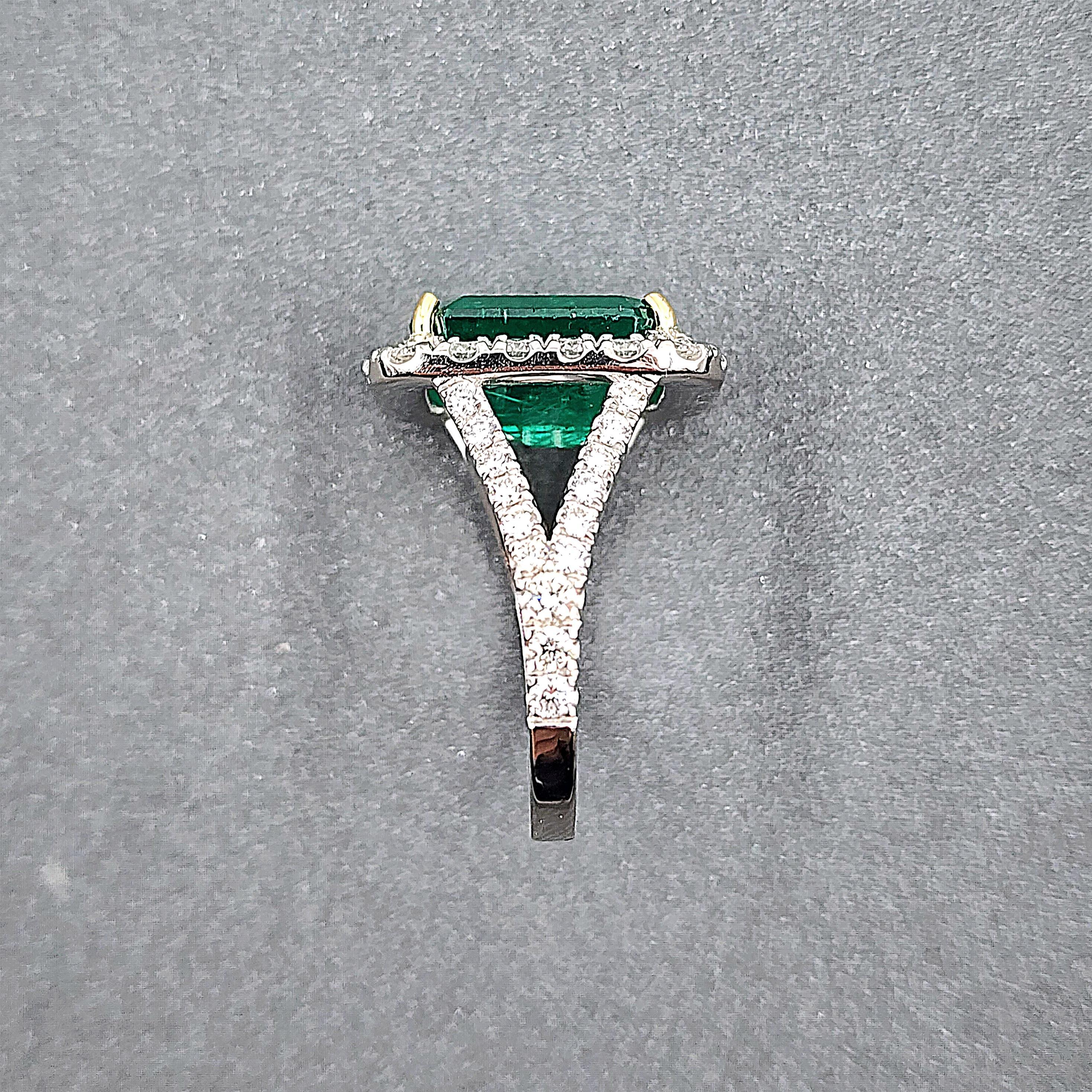 9.84 ct GIA Certified Natural Zambian Emerald & Diamond Ring In New Condition For Sale In Chicago, IL