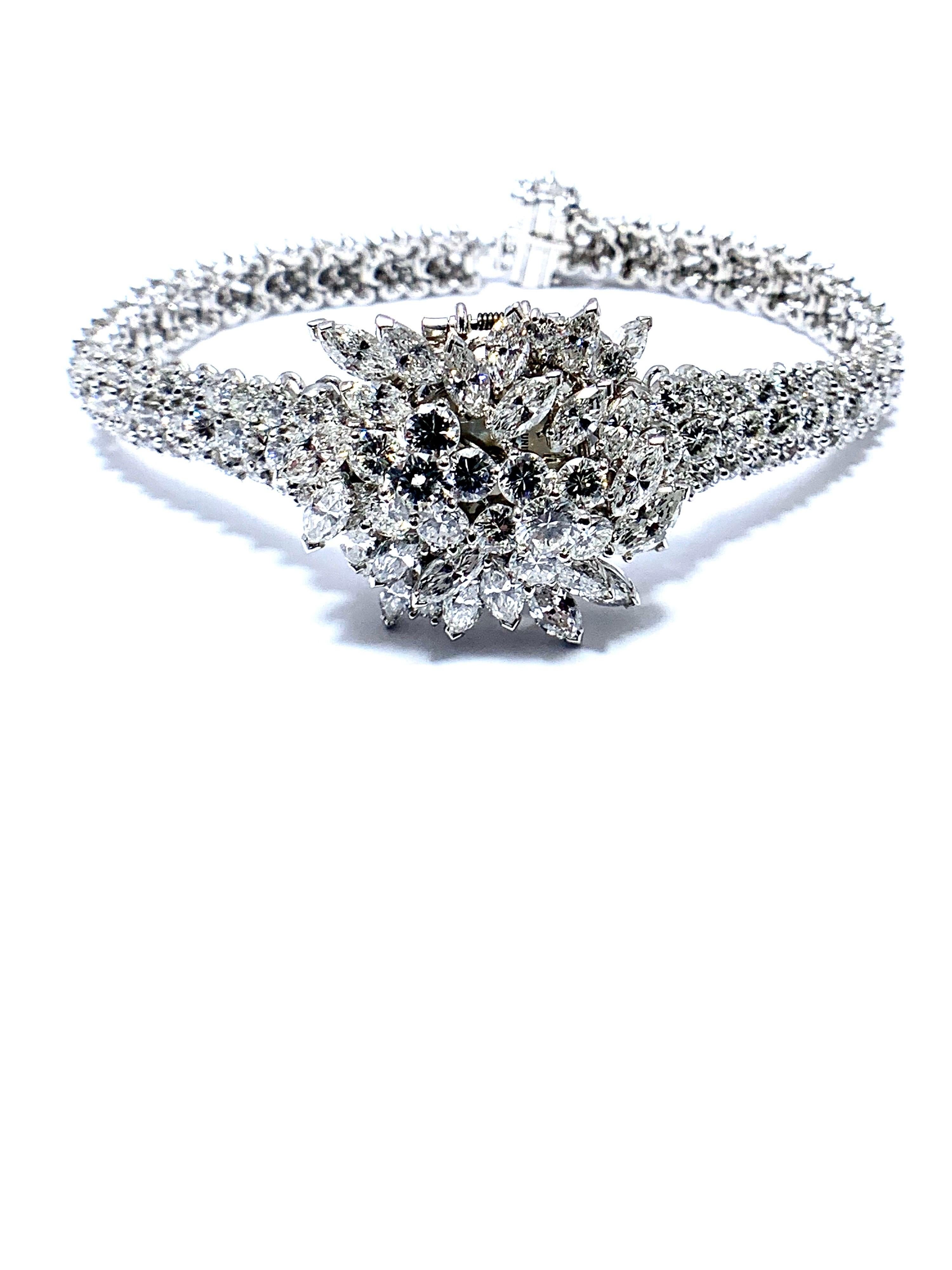 Une magnifique montre Universal Geneve Diamant pour femme à remontage manuel.  Il y a 9,85 carats de diamants ronds, brillants et marquises.  Le cadran argenté de la montre est caché sous le couvercle à ressort, ce qui donne à cette pièce l'aspect