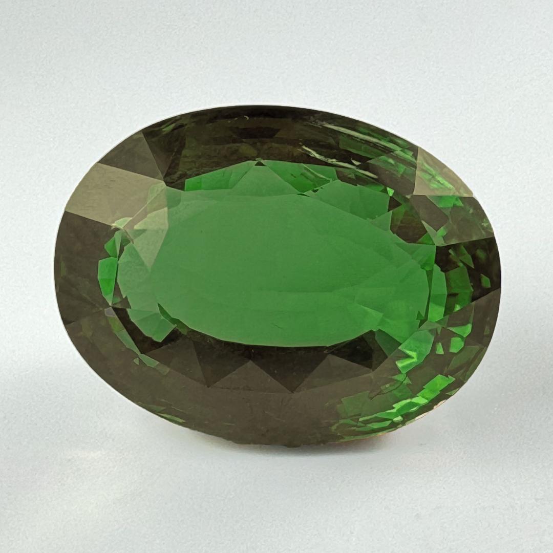 Cette magnifique alexandrite ovale de près de 10 carats - une alexandrite à changement de couleur rare de cette taille est presque impossible à trouver sur le marché. La pierre passe d'un vert ardent et somptueux à la lumière naturelle à un violet à