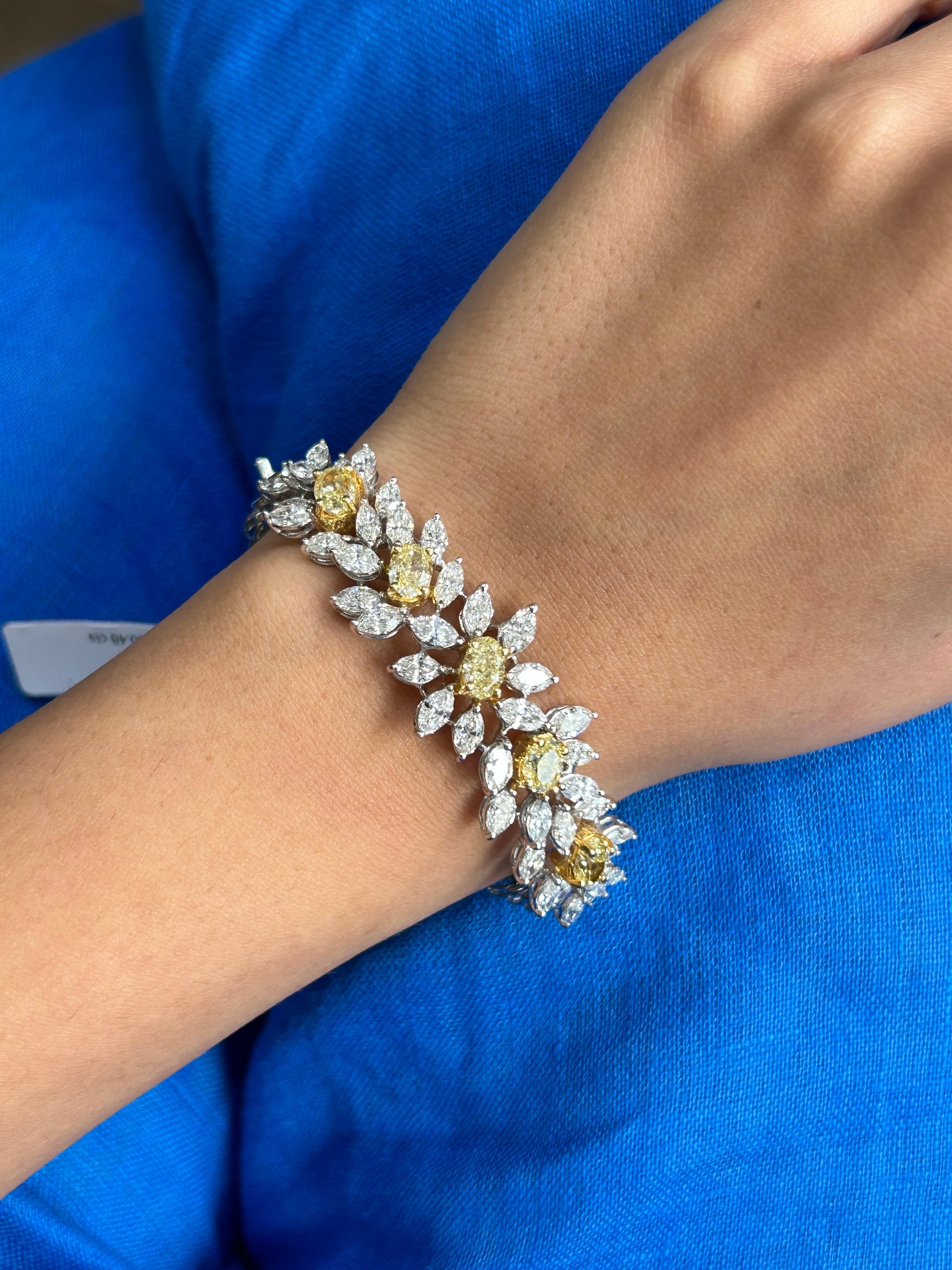 9.85 Carat Yellow Diamond and White Diamond Bangle in 18K White and Yellow Gold In New Condition In Bangkok, Thailand