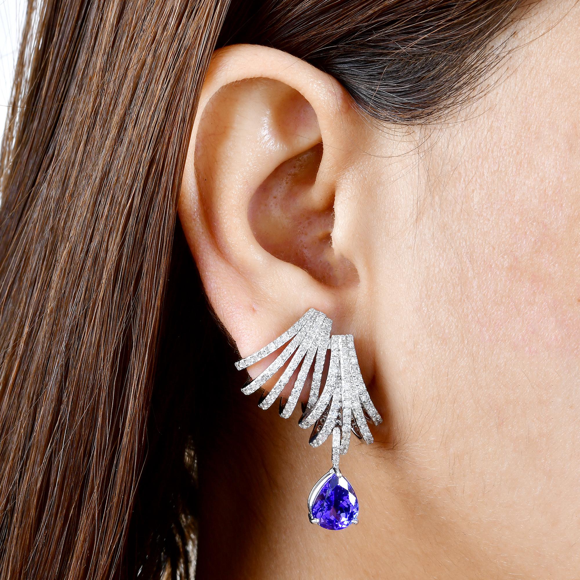 9,85 TCW Tansanit Edelstein Diamant Hoop Drop Ohrringe in 18k Weißgold Schmuck
Das Design zeigt kaskadenartige, mit Diamanten besetzte Fächermotive, die sich wie schimmernde Flügel öffnen und in einem kühnen, leuchtenden birnenförmigen