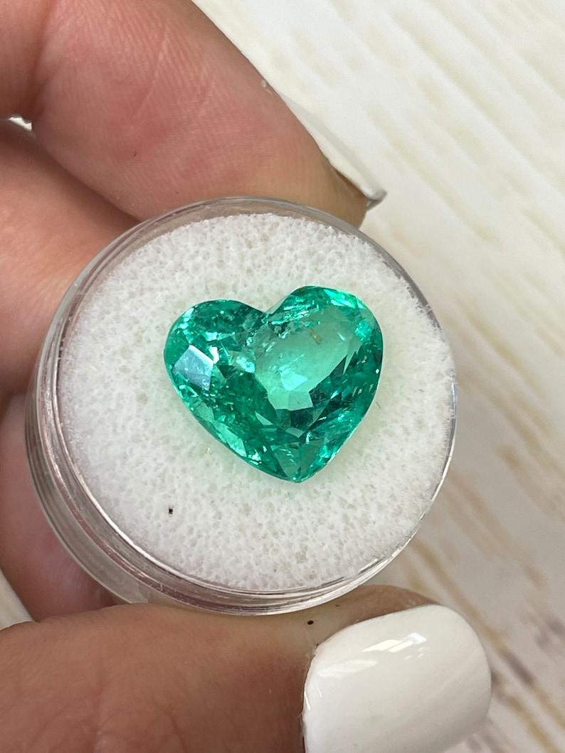 9.86 Karat kolumbianischer Smaragd im Herzschliff  Gelblich Grün 13x15 Loser Edelstein (Moderne) im Angebot