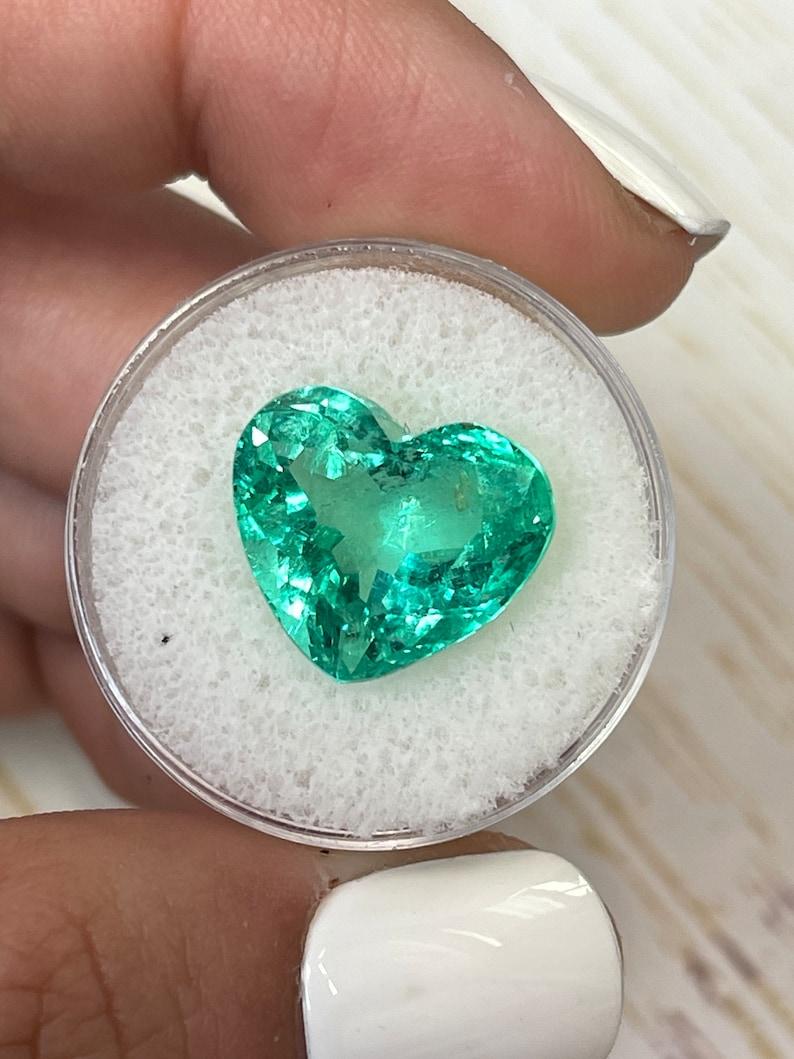 9.86 Karat kolumbianischer Smaragd im Herzschliff  Gelblich Grün 13x15 Loser Edelstein (Smaragdschliff) im Angebot