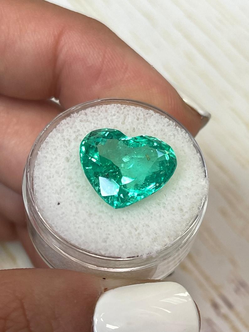 9.86 Karat kolumbianischer Smaragd im Herzschliff  Gelblich Grün 13x15 Loser Edelstein im Zustand „Neu“ im Angebot in Jupiter, FL