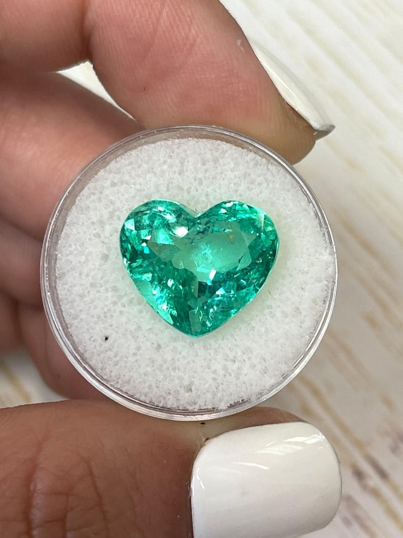 9.86 Karat kolumbianischer Smaragd im Herzschliff  Gelblich Grün 13x15 Loser Edelstein Damen im Angebot