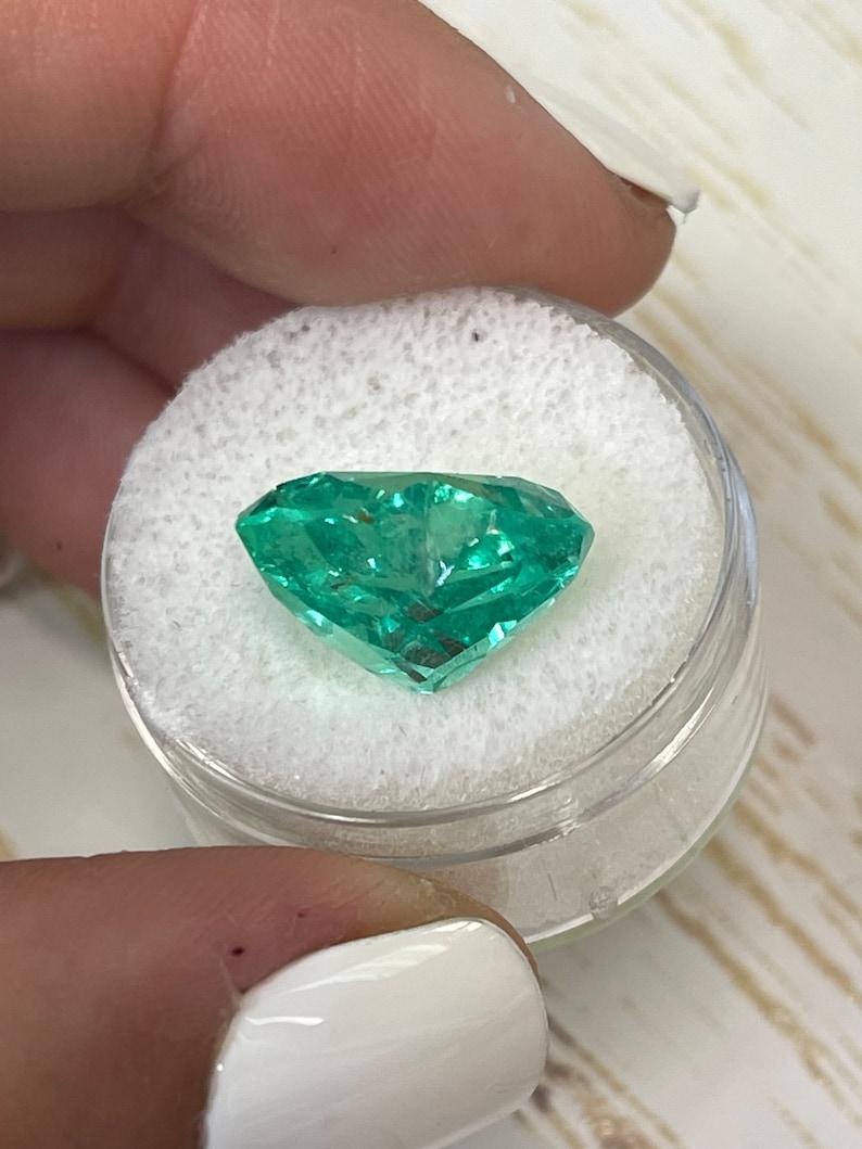 9.86 Karat kolumbianischer Smaragd im Herzschliff  Gelblich Grün 13x15 Loser Edelstein im Angebot 1
