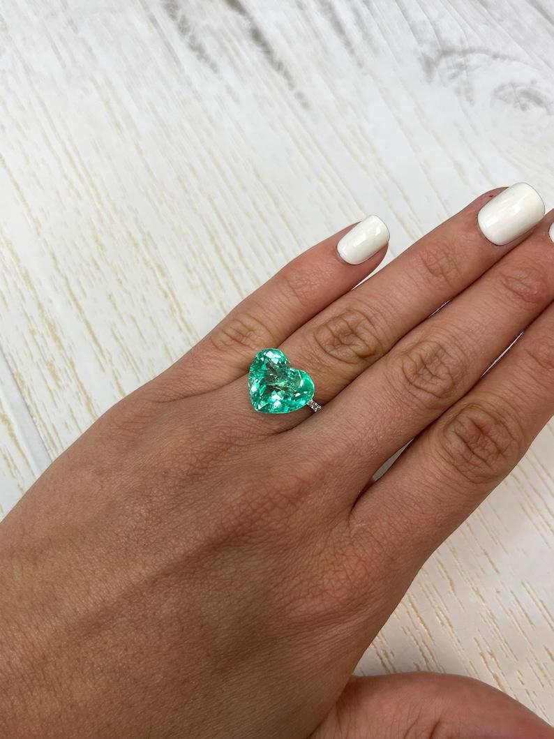 9.86 Karat kolumbianischer Smaragd im Herzschliff  Gelblich Grün 13x15 Loser Edelstein im Angebot 2