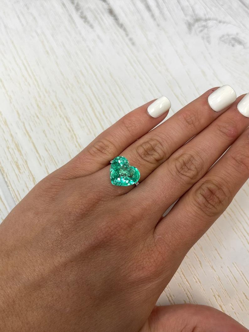 9.86 Karat kolumbianischer Smaragd im Herzschliff  Gelblich Grün 13x15 Loser Edelstein im Angebot 3
