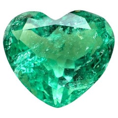 Esmeralda colombiana talla corazón de 9.86 quilates  Piedra verde amarillenta 13x15 suelta