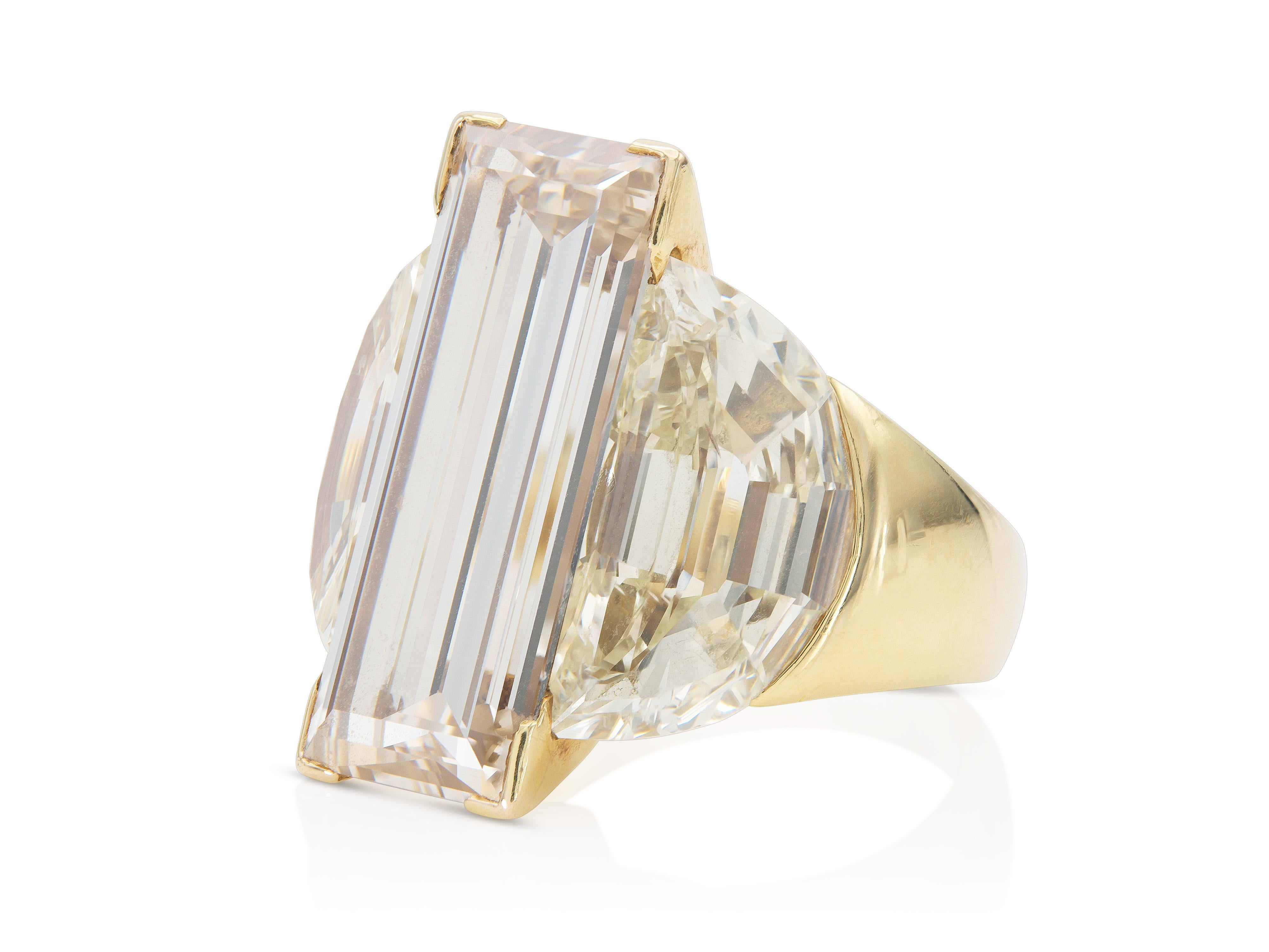 Finement réalisé en or jaune 18 carats avec un diamant de taille rectangulaire certifié par le GIA pesant 9,86 carats, de couleur brun clair W-X, pureté VS1, numéro GIA : 6187176982.
La bague comporte deux diamants jaunes taillés en demi-lune pesant