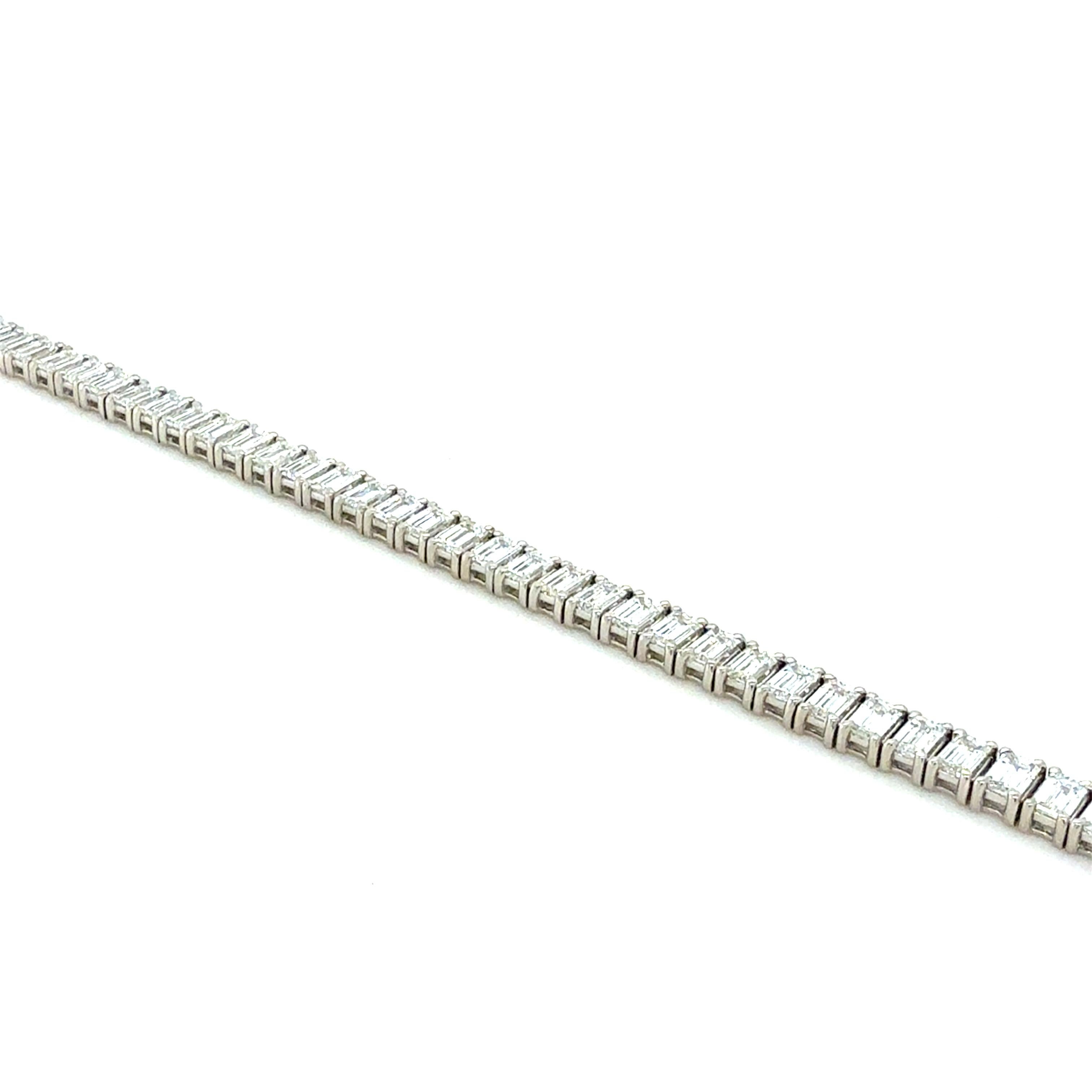 9.87 Carats Emerald Cut Diamond Tennis Bracelet Corte esmeralda en venta