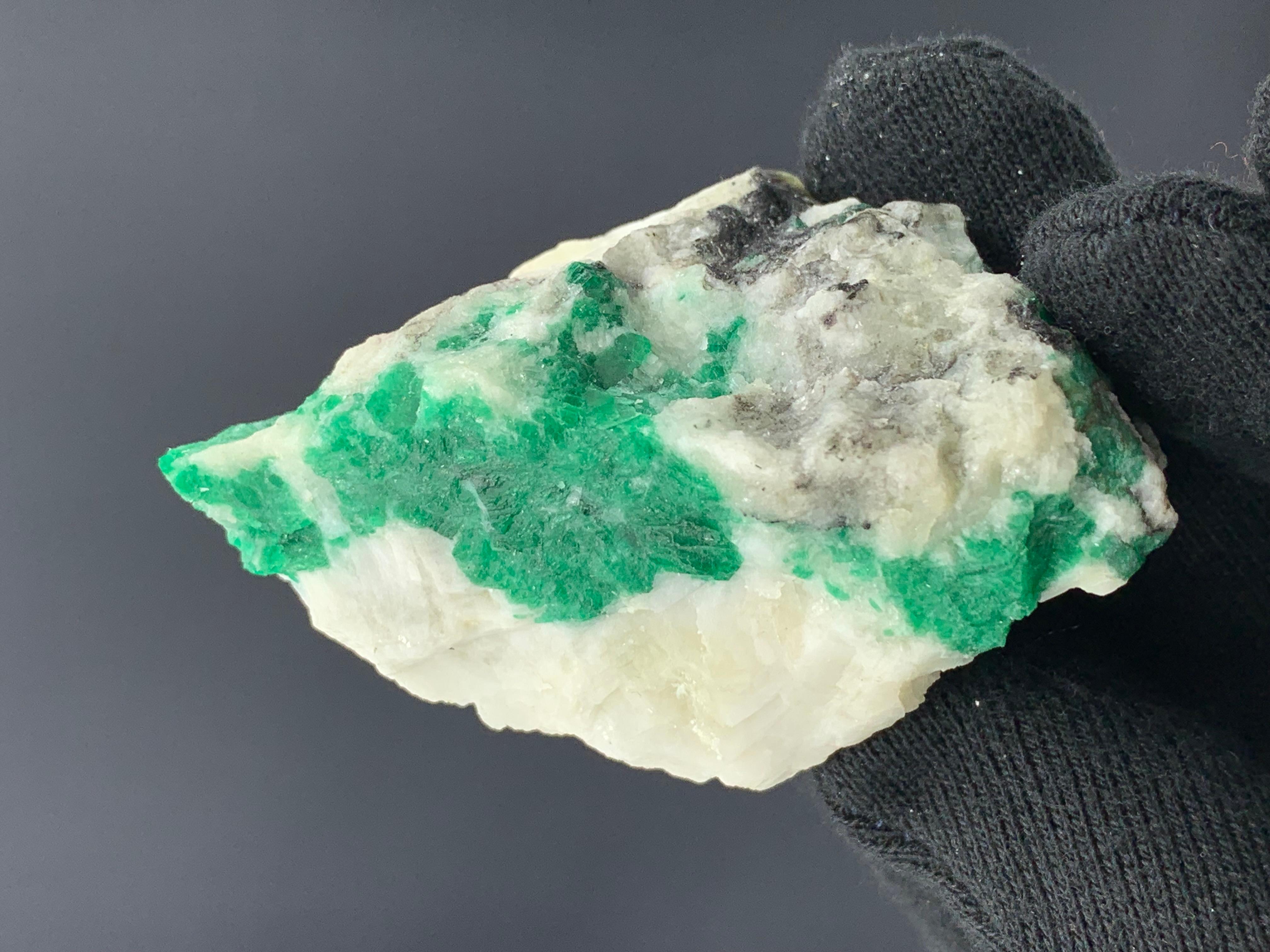 98.71 Gram Gorgeous Emerald Specimen From Swat Valley, Pakistan  In Good Condition For Sale In Peshawar, PK