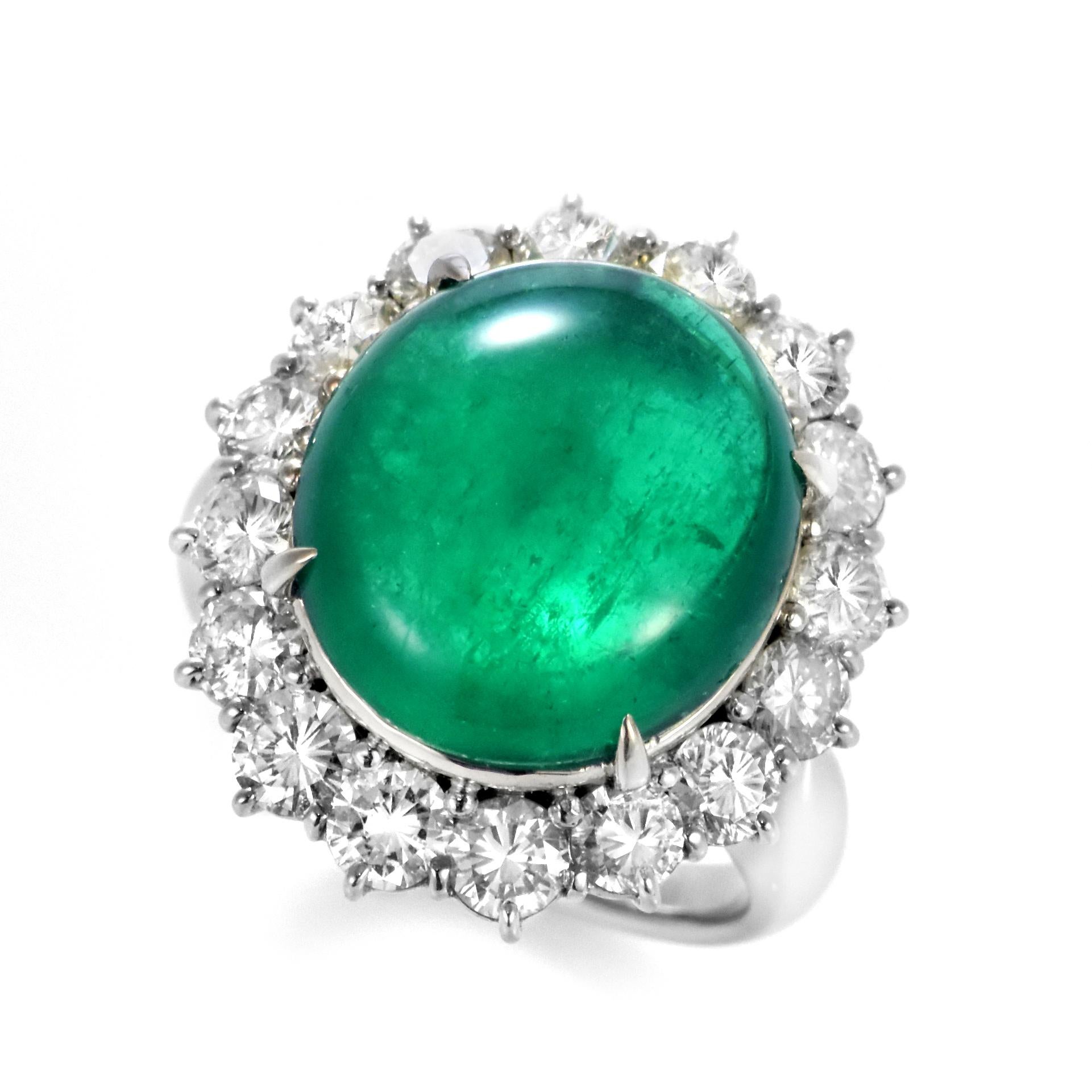 Uno splendido anello con uno smeraldo naturale da 9,88 carati e 2,43 carati di diamanti incastonati nel platino. Da millenni si ammira il verde dello smeraldo. Gli smeraldi sono sempre stati associati ai paesaggi più lussureggianti e ai verdi più