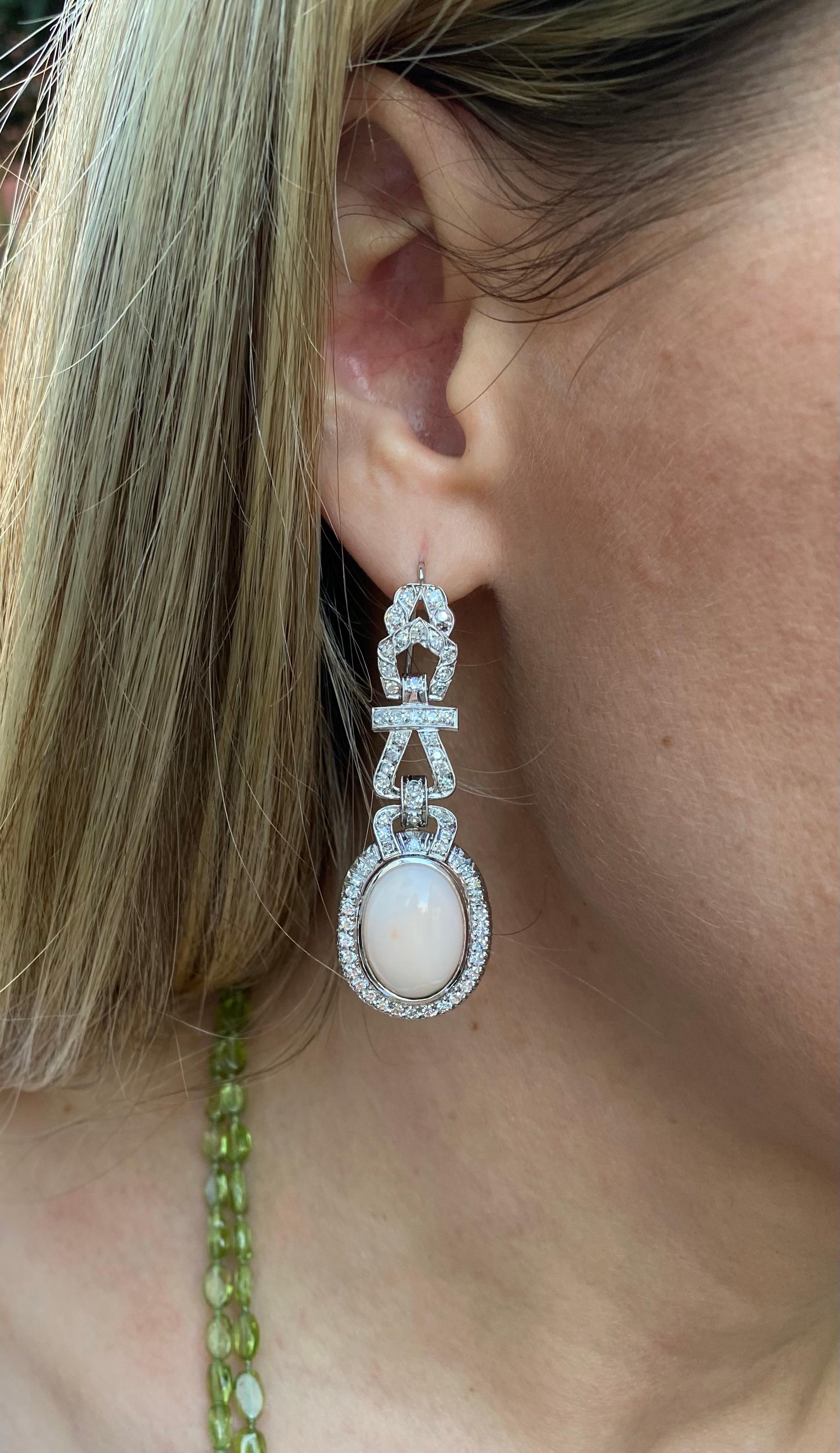 Art Déco Orecchini di corallo e diamanti a forma di ovale da 9,89 carati con pelle d'angelo e platino in vendita