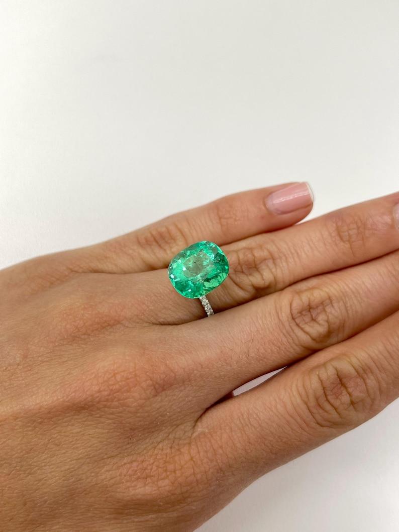 Smeraldo colombiano verde primavera da 9,89 carati - Gemma allungata con taglio a cuscino in vendita 3