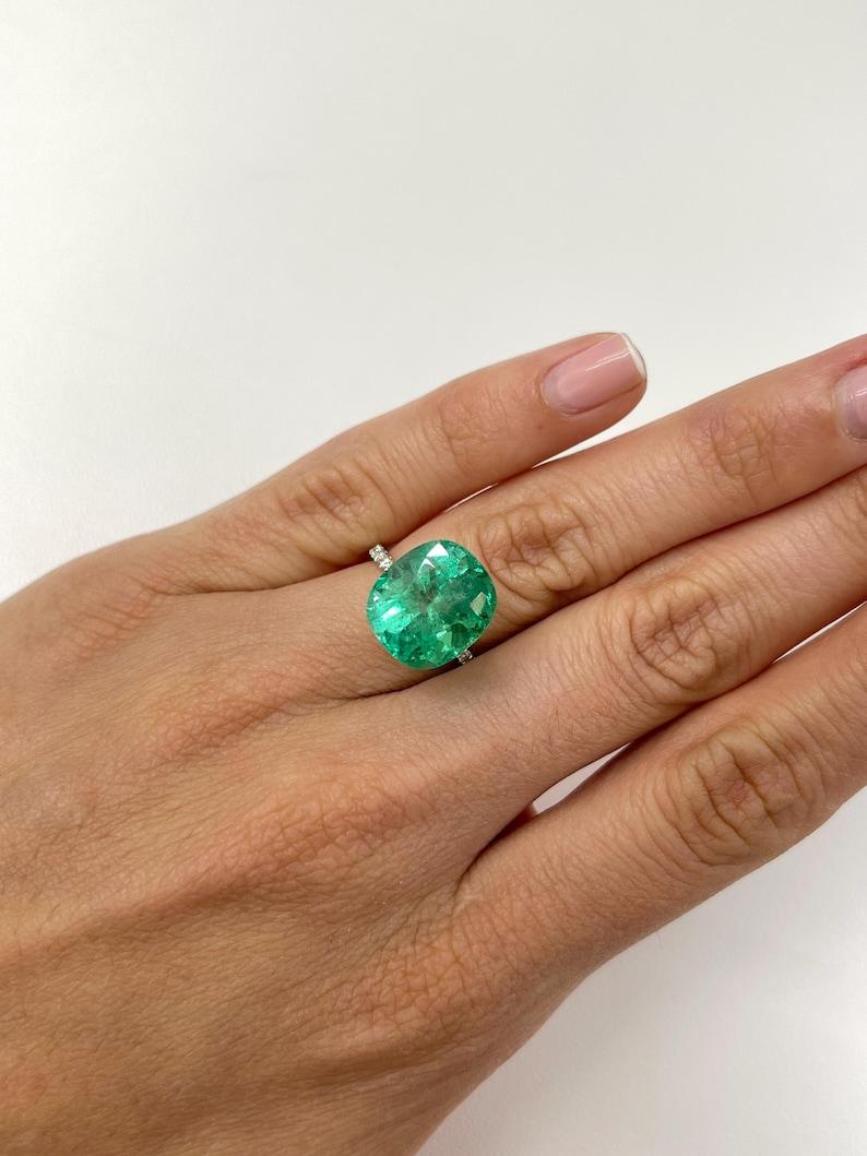 Smeraldo colombiano verde primavera da 9,89 carati - Gemma allungata con taglio a cuscino in vendita 2