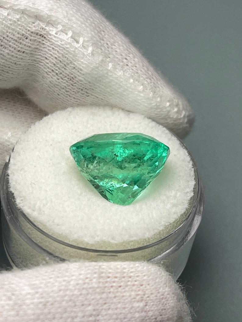 Smeraldo colombiano verde primavera da 9,89 carati - Gemma allungata con taglio a cuscino in vendita 1