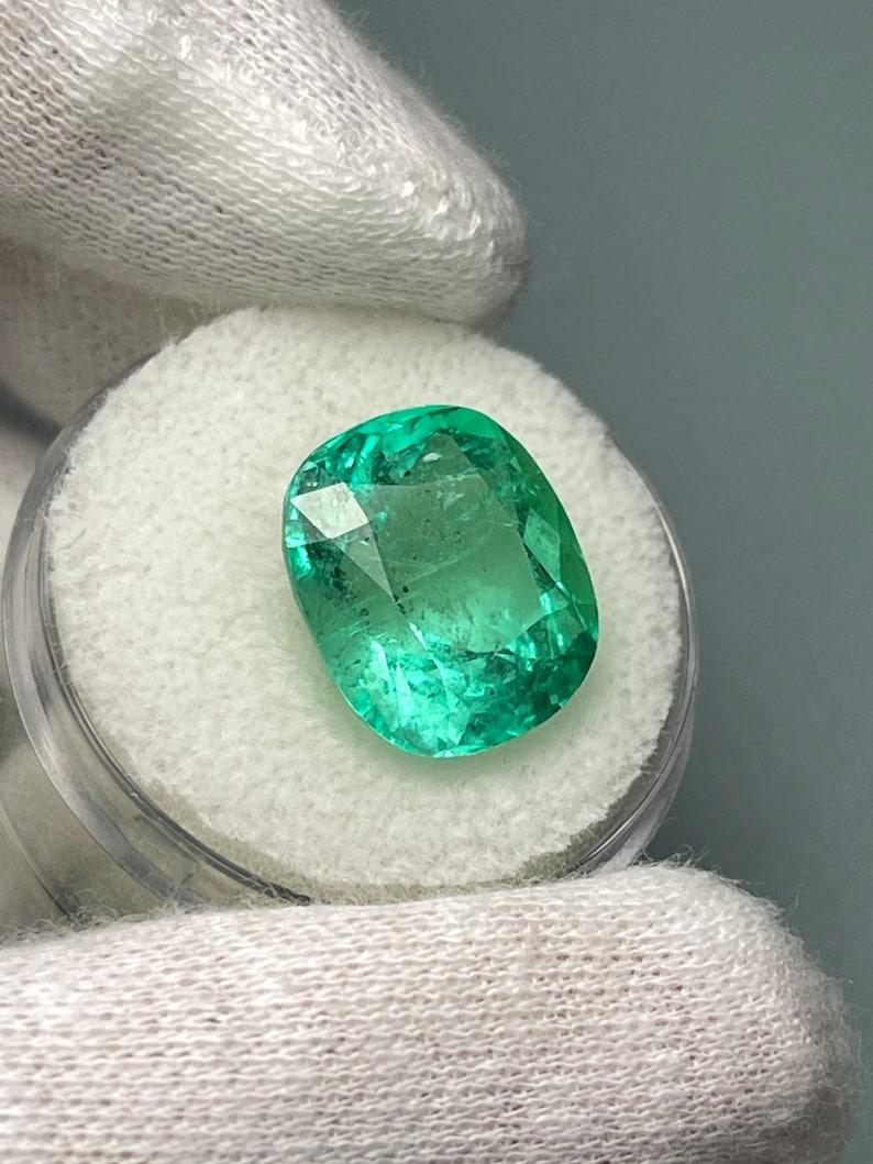 Donna Smeraldo colombiano verde primavera da 9,89 carati - Gemma allungata con taglio a cuscino in vendita