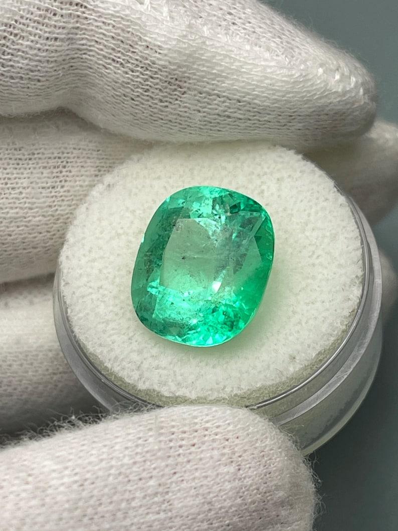 Smeraldo colombiano verde primavera da 9,89 carati - Gemma allungata con taglio a cuscino In condizioni Nuovo in vendita a Jupiter, FL