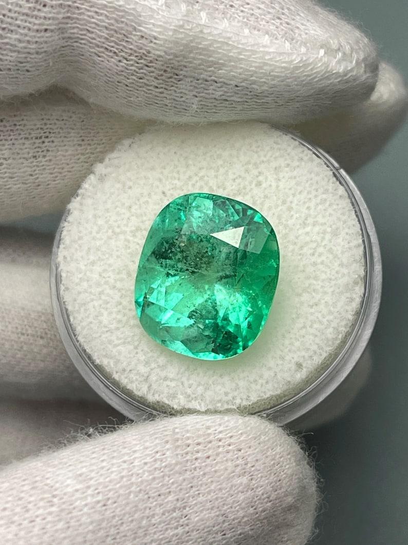 Taglio cuscino Smeraldo colombiano verde primavera da 9,89 carati - Gemma allungata con taglio a cuscino in vendita