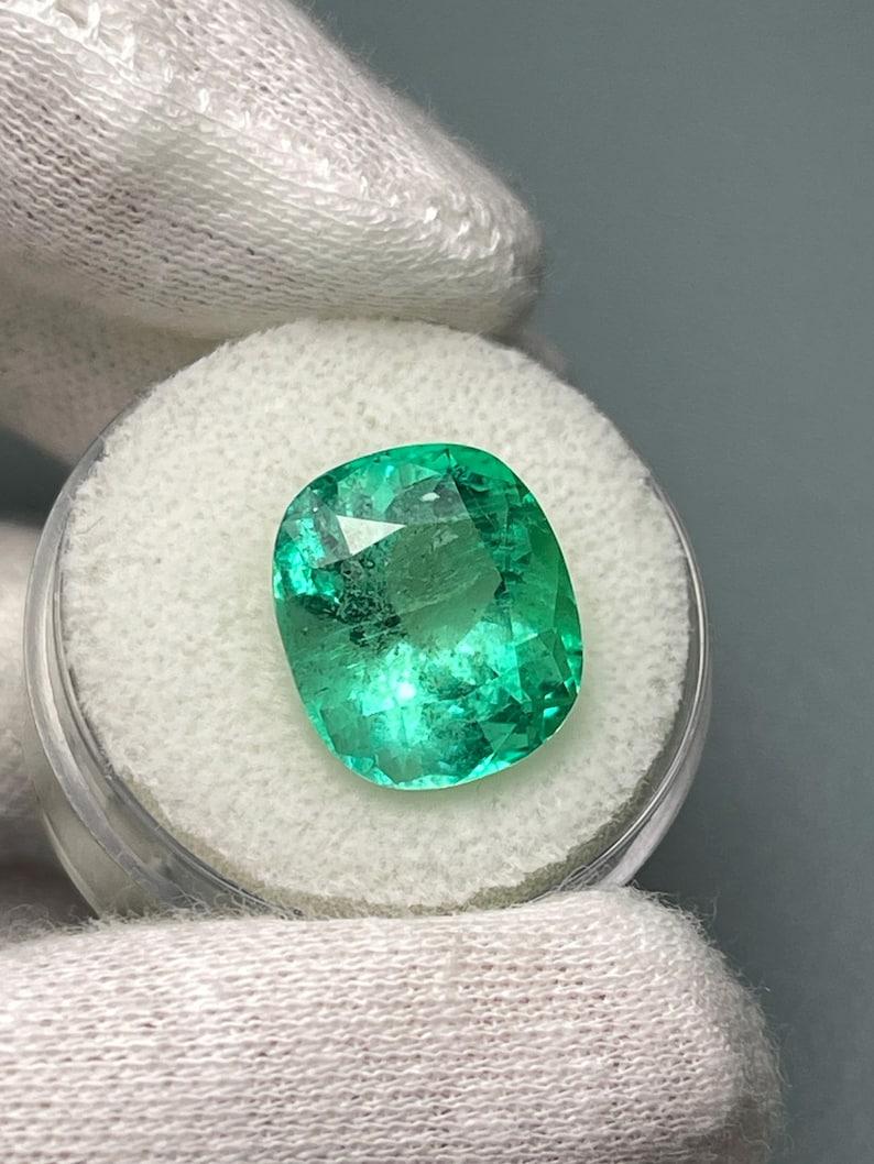 Moderno Smeraldo colombiano verde primavera da 9,89 carati - Gemma allungata con taglio a cuscino in vendita