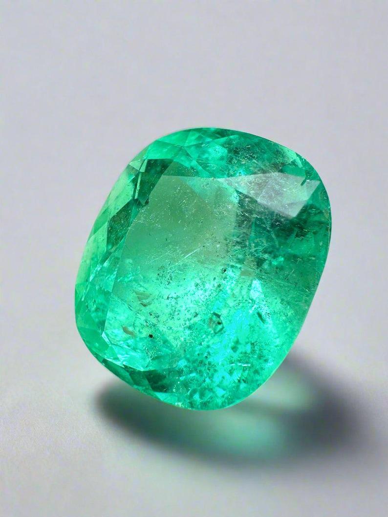 A. Stone: Smeraldo
Peso: 9,89 carati
Forma: Taglio a cuscino
Chiarezza: Semi-Trasparente, Visibilmente Incluso
Lucentezza: Molto buono
Colore: Verde medio giallastro
Misure: 14,14 mm x 12,37 mm x 9,93 mm
Origine geografica: Colombia
Trattamento: