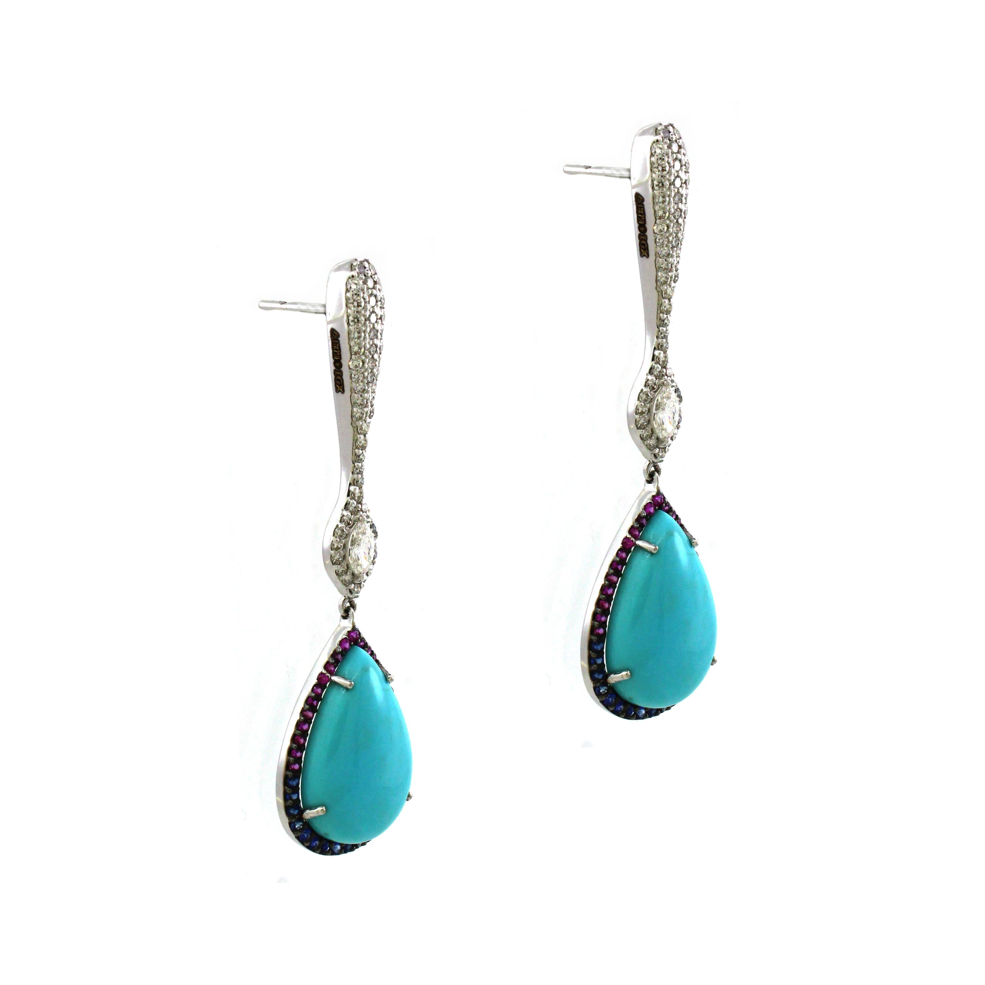 Ti presentiamo i nostri squisiti orecchini a goccia in turchese a forma di pera, un'accattivante fusione di colori vibranti e sofisticata eleganza. Ogni orecchino presenta uno splendido turchese a forma di pera, con un peso complessivo di 9,89