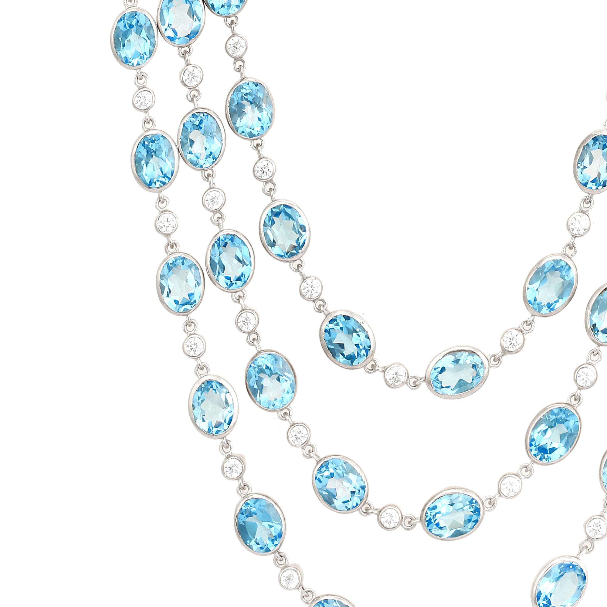Cet élégant collier à trois brins en topaze bleue et zircon de 98,94 carats est fabriqué à la main en argent sterling 925 et met en valeur une étonnante série de pierres précieuses en topaze bleue de taille ovale. Chaque pierre d'un bleu éclatant