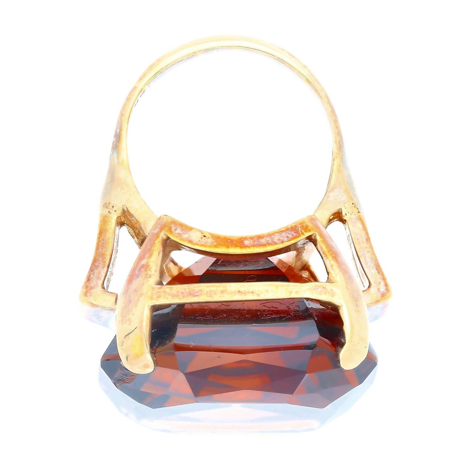 Questo anello vintage presenta un citrino massiccio di 98,96 carati con taglio a smeraldo in un'audace montatura in oro giallo 14K. Un pezzo forte con ricche tonalità arancio-dorate e una presenza drammatica. Anello misura 5, regolabile. Vintage,