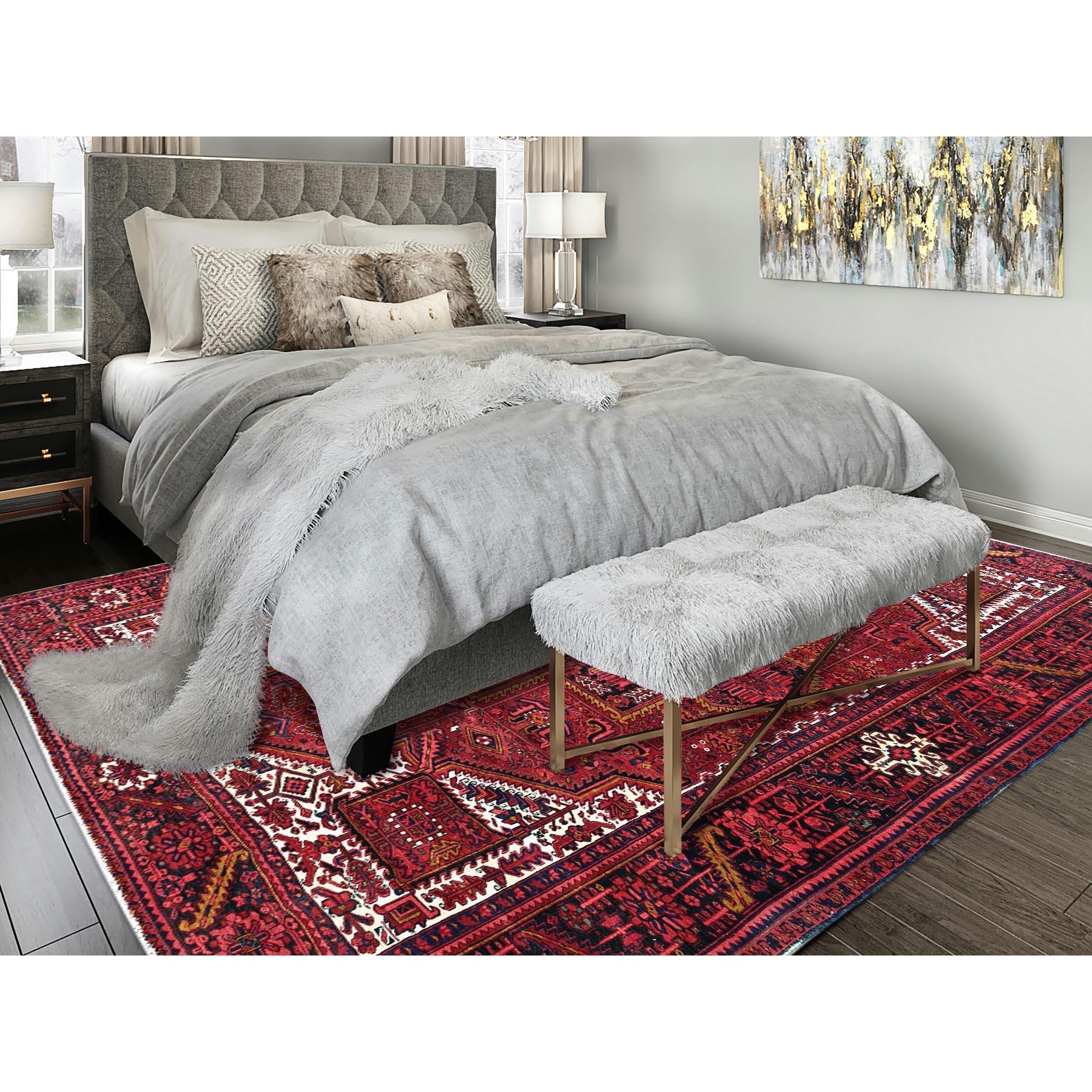 Auburn Red, Vintage Persian Heriz mit geometrischem Medaillon-Design, gleichmäßig abgenutzt, 100% Wolle, handgeknüpft, dünn geschnitten, guter Zustand, Seiten und Enden professionell gesichert, Orientteppich
Primäre MATERIALIEN: Wolle
Latex: Kein