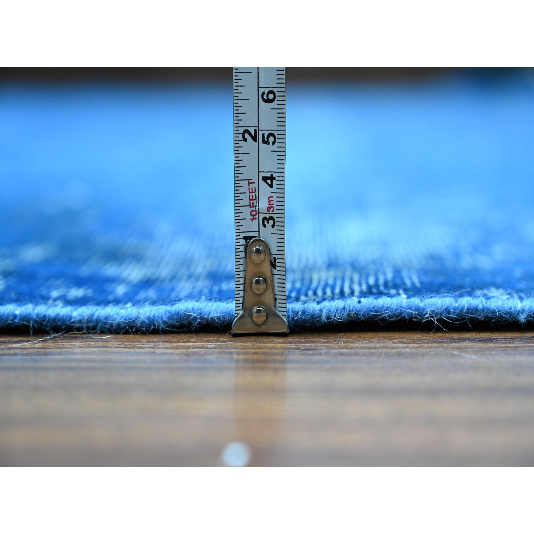 Tapis persan Kerman bleu noué à la main et à poils usés 9'8