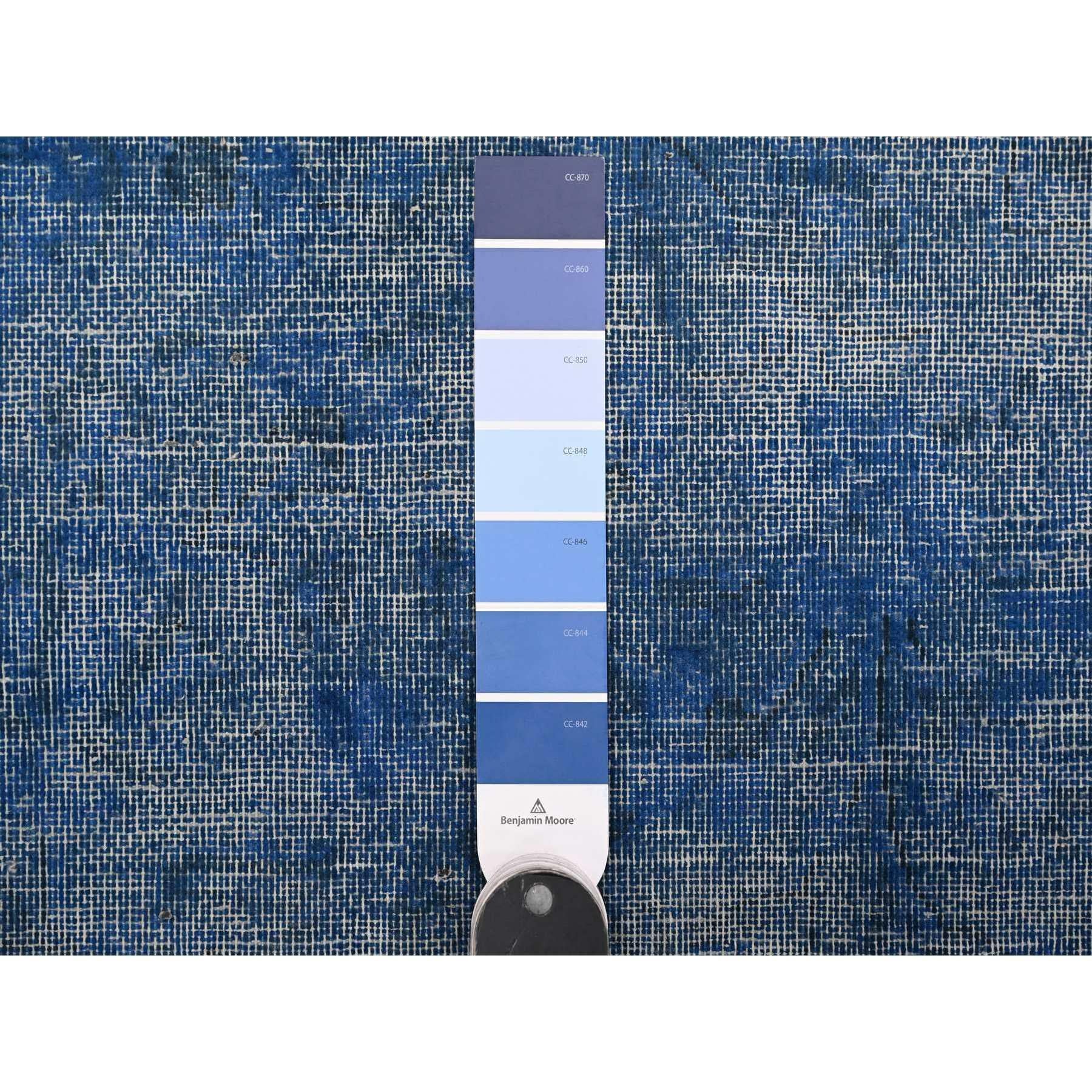 Milieu du XXe siècle Tapis persan Kerman bleu noué à la main et à poils usés 9'8