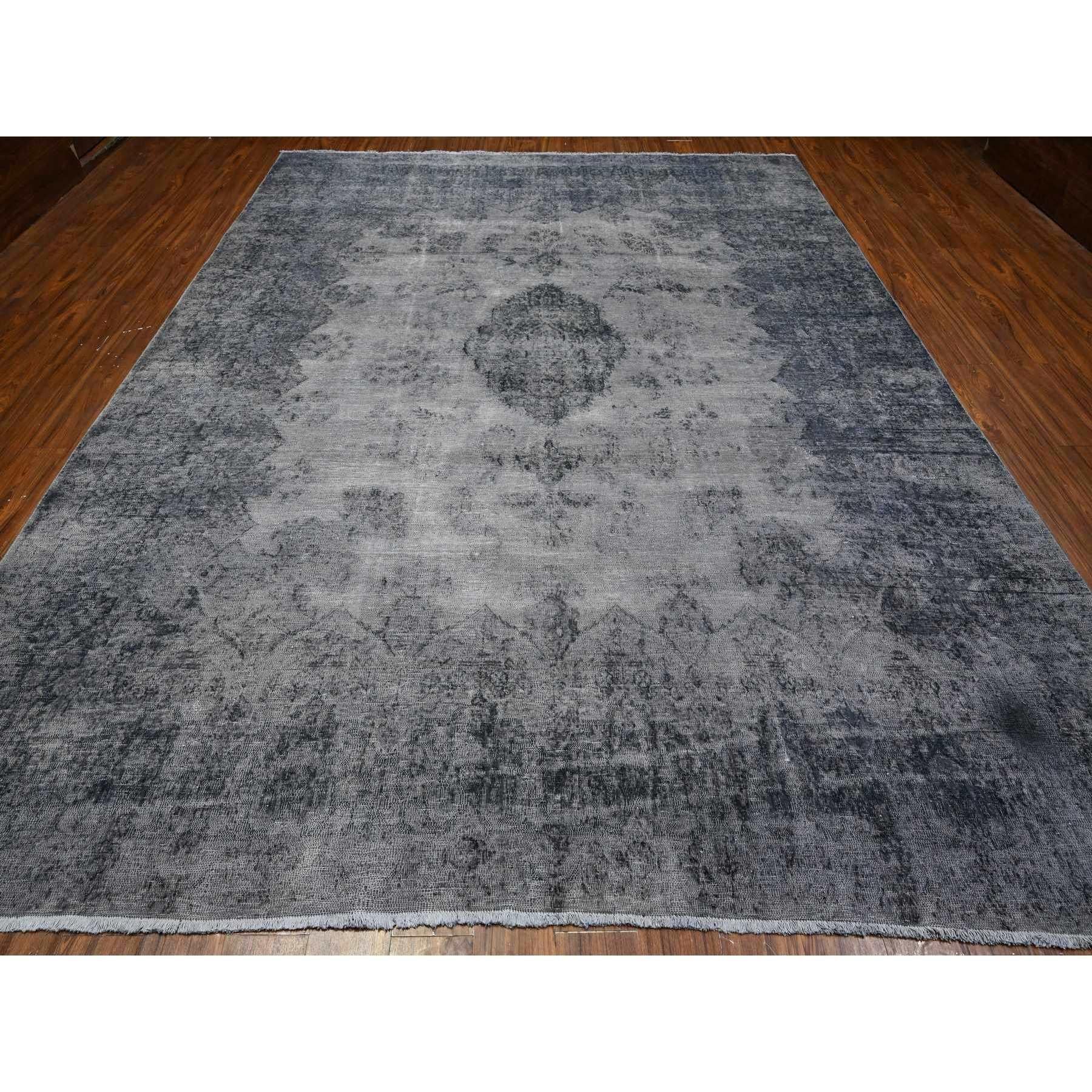 Dies ist eine wirklich echte one-of-a-kind Vintage Zoroastrian Karman, handgeknüpft, reine Wolle, Orientteppich. Es wurde monatelang von erfahrenen Kunsthandwerkern in jahrhundertealten Webtechniken geknüpft.
Primäre MATERIALIEN: Wolle
Latex:
