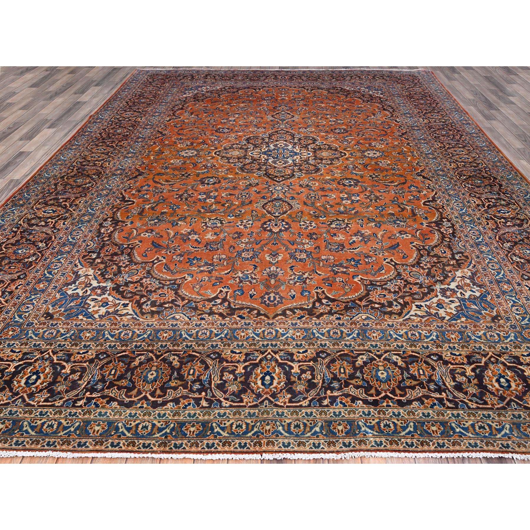 Dies ist eine wirklich echte one-of-a-kind Vintage persischen Kashan, handgeknüpft, reine Wolle, Orientteppich. Es wurde monatelang von erfahrenen Kunsthandwerkern in jahrhundertealten Webtechniken geknüpft.
Primäre MATERIALIEN: Wolle
Latex: