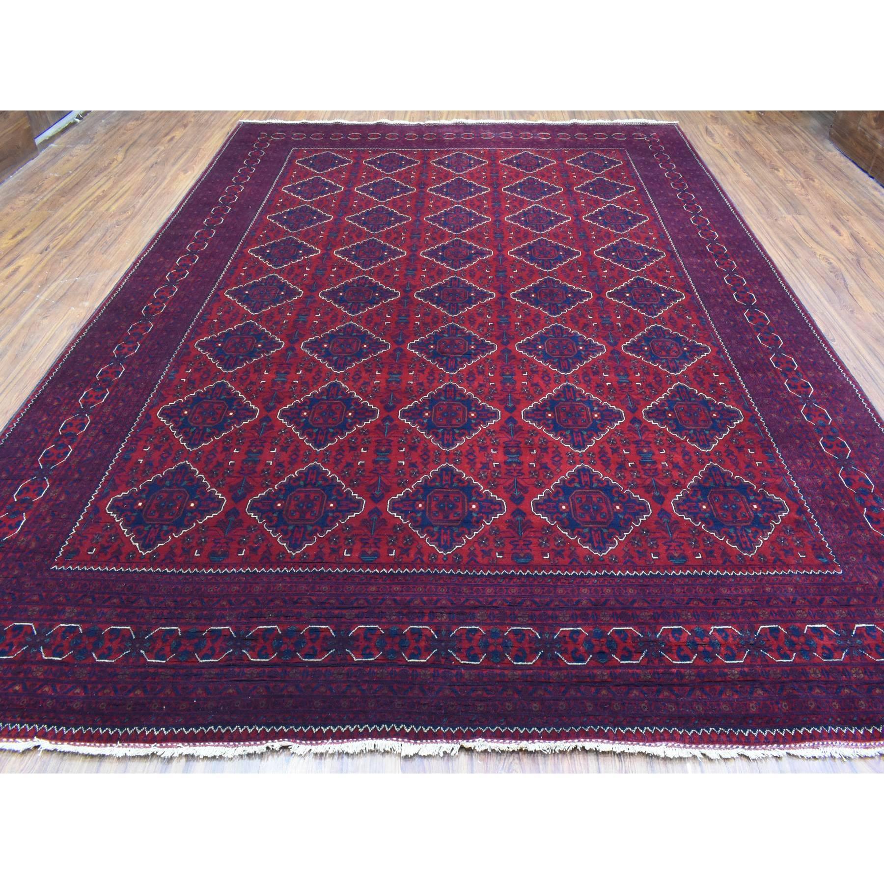 Il s'agit d'un v�éritable tapis d'Orient Khamyab Afghan en laine rouge, noué à la main, au design tribal brillant. Il a été noué pendant des mois et des mois selon des techniques de tissage séculaires par des artisans experts.
Matières premières :