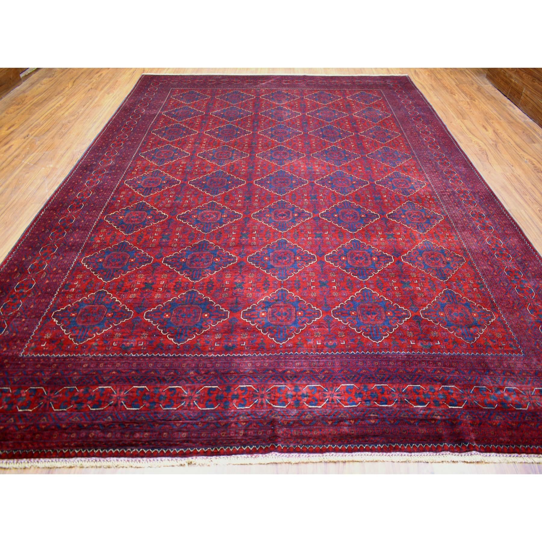 Si tratta di un autentico esemplare unico di colore rosso intenso e saturo, Khamyab afgano annodato a mano con medaglioni geometrici, lana vellutata, tappeto orientale. È stato annodato per mesi e mesi con tecniche artigianali di tessitura secolari