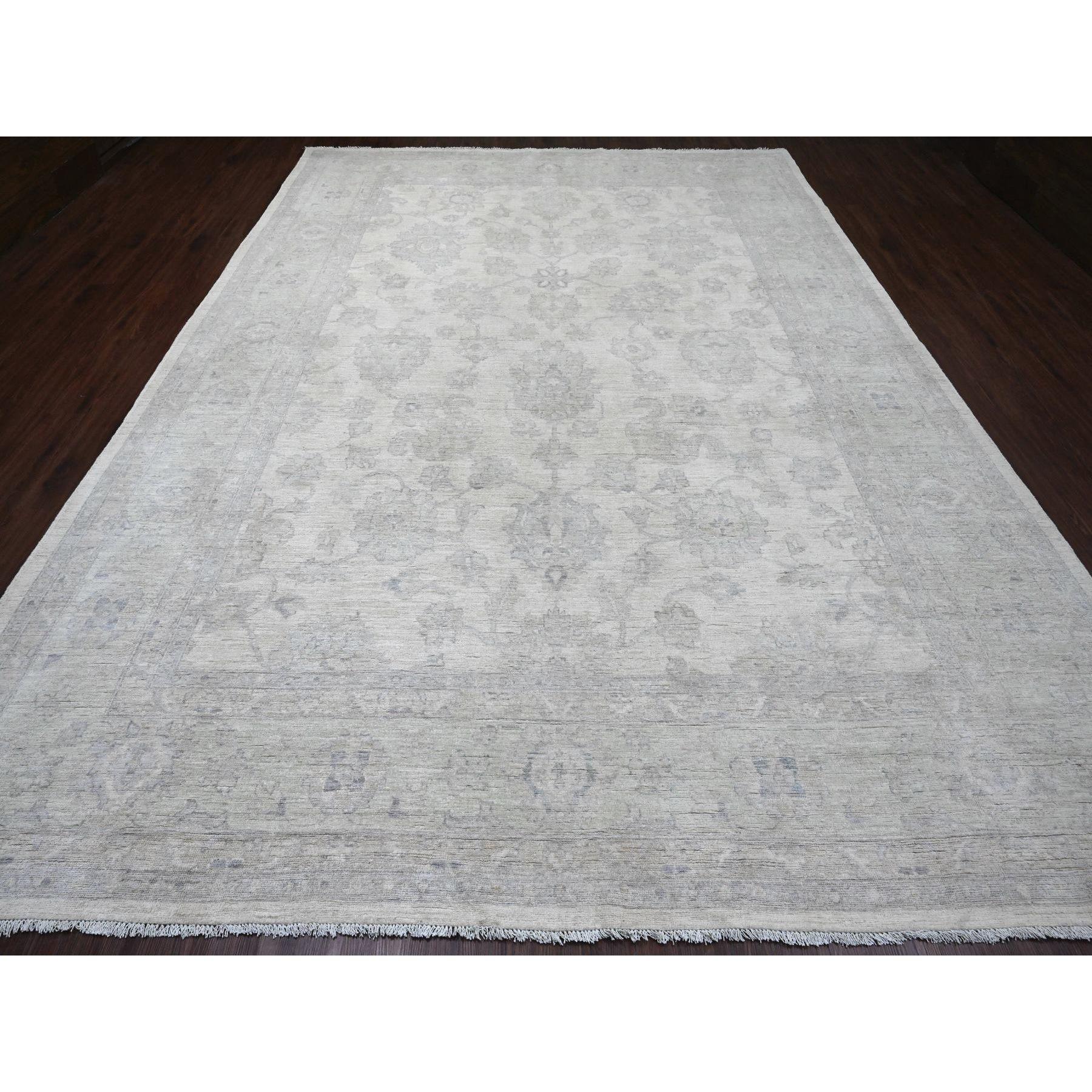 Flüsterweiß, ausgewaschener Peshawar mit All-Over-Blatt-Design, handgeknüpft, Pflanzenfarben, 100% Wolle, Orientteppich
Primäre MATERIALIEN: Wolle 
Latex: Kein Flor 
Höhe: 0,25 Zoll
Stil: Transitional
Grundfarbe: Elfenbein
Sekundärfarben: