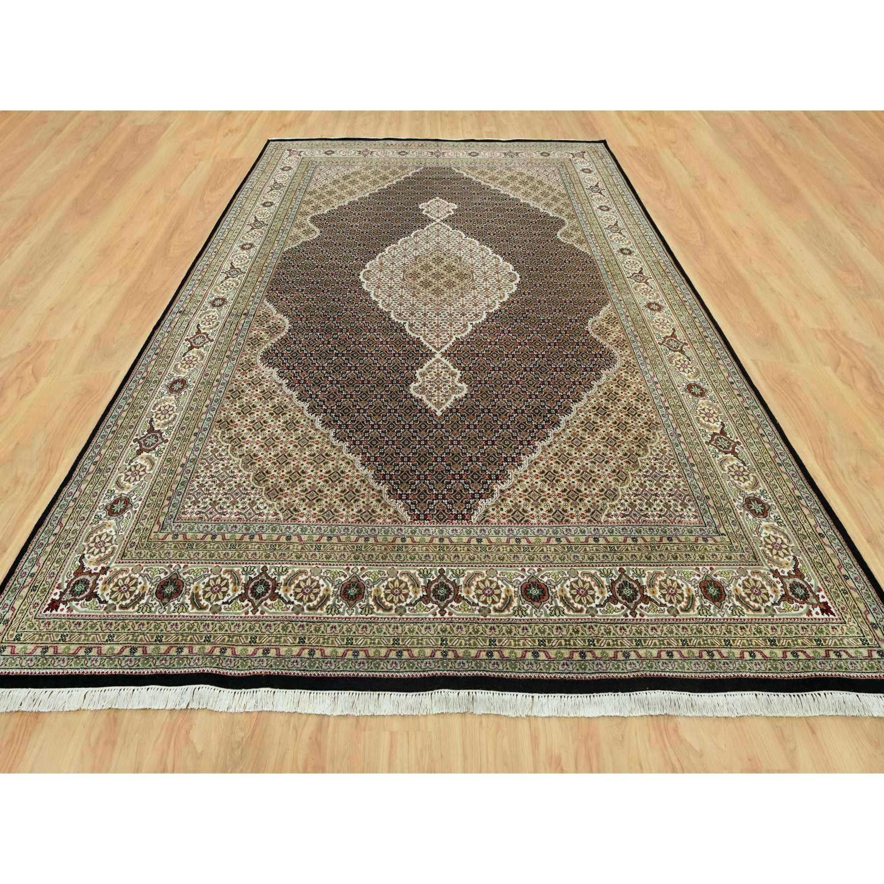 Si tratta di un autentico tappeto orientale Tabriz Mahi con medaglione a forma di pesce, annodato a mano. È stato annodato per mesi e mesi con tecniche di tessitura secolari da parte di artigiani.
Materiali primari: Lana
Lattice: No Pile 
altezza: