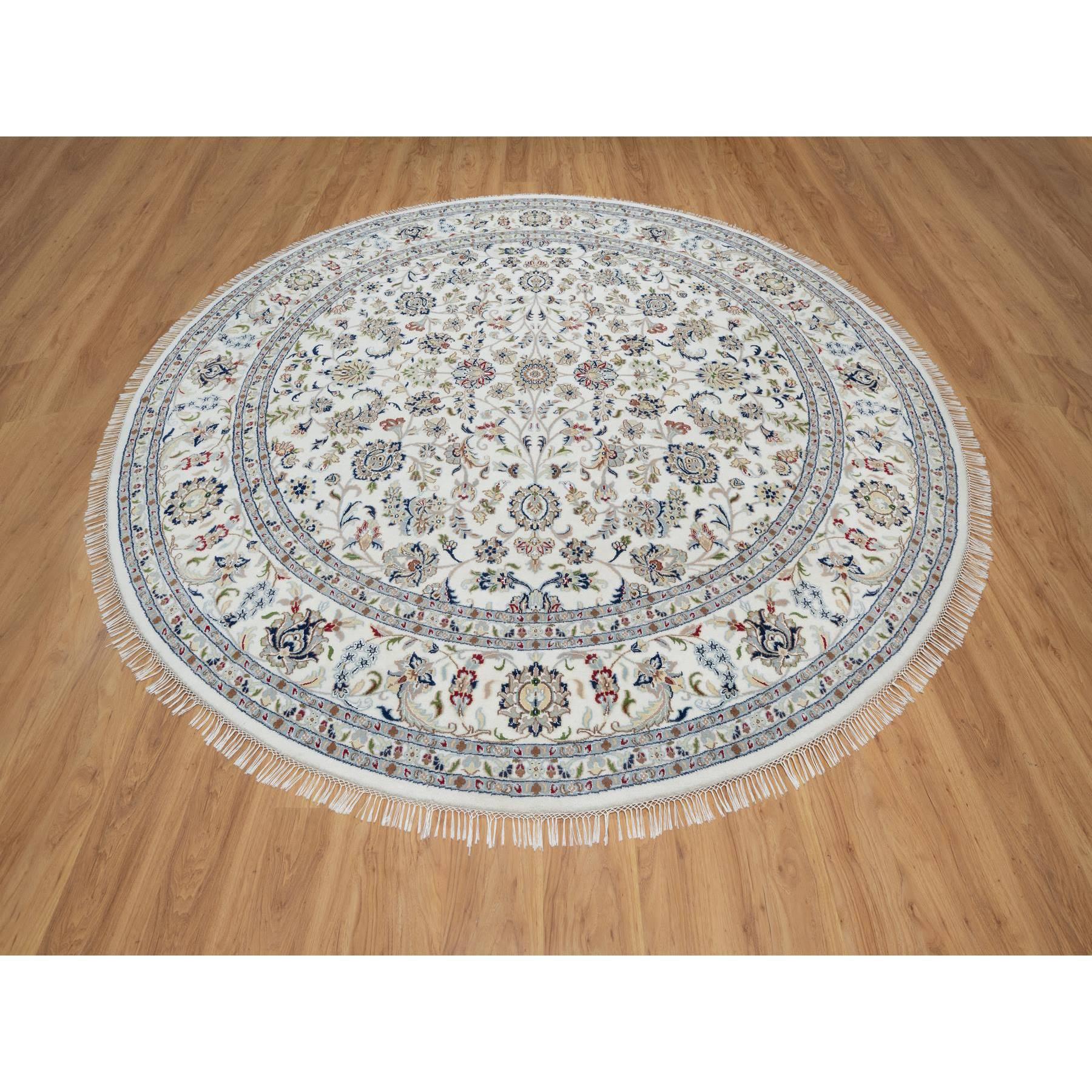 Blanc d'albâtre, Nain avec design floral all over, laine et soie, noué à la main, 250 KPSI, rond, tapis oriental
Matériaux primaires : Laine et soie
Latex : Pas de poils 
hauteur : 0,25 pouces
Style : Traditionnel
Couleur primaire : Ivoire
Couleurs