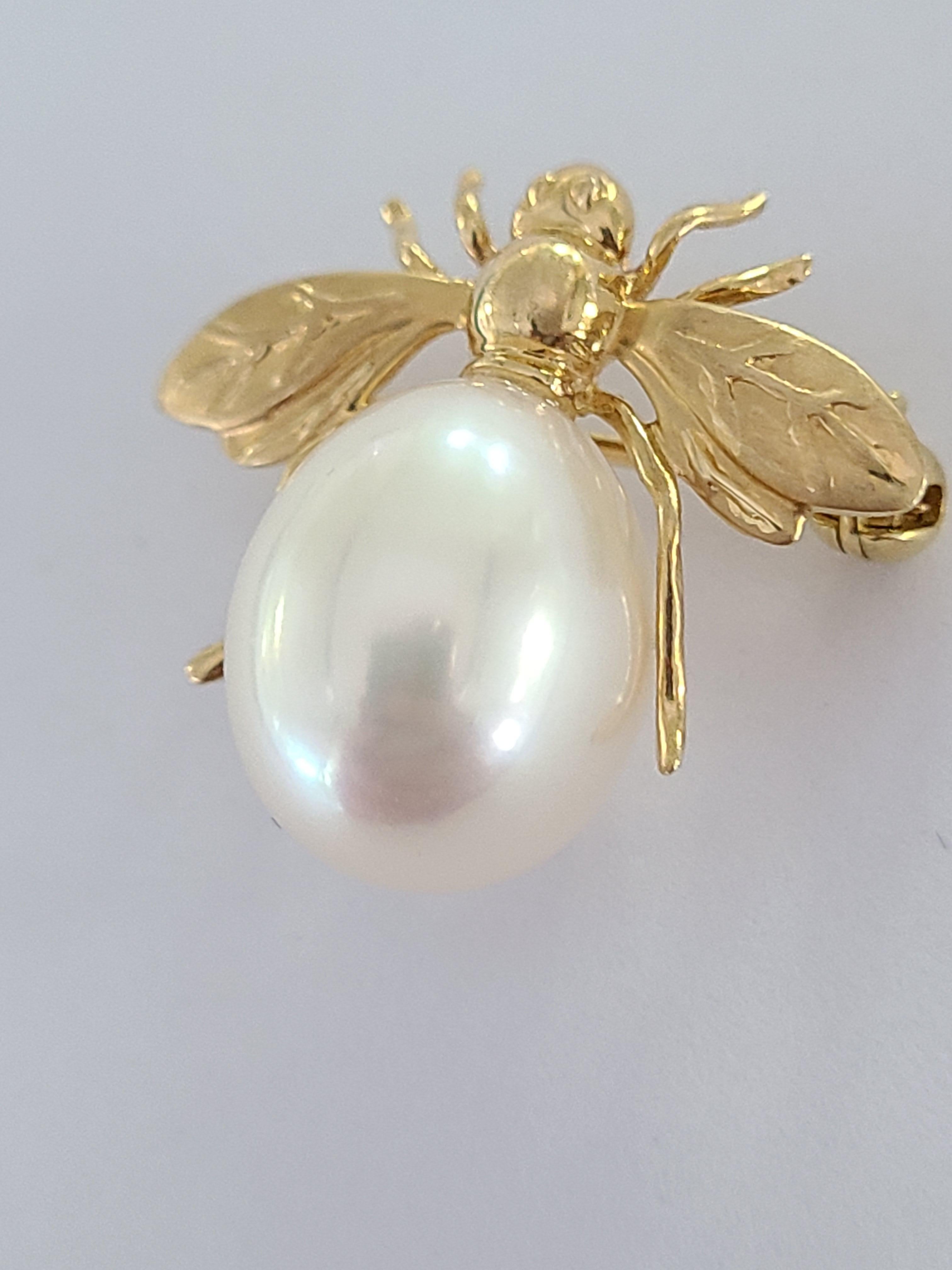 A gorgeous pendant come brooch in 18k gold with beautiful craftsmanship . The pearl is freshwater and weight is 9.9 carats. Brooch dimensions in cm 3 x 3 x 1 .
