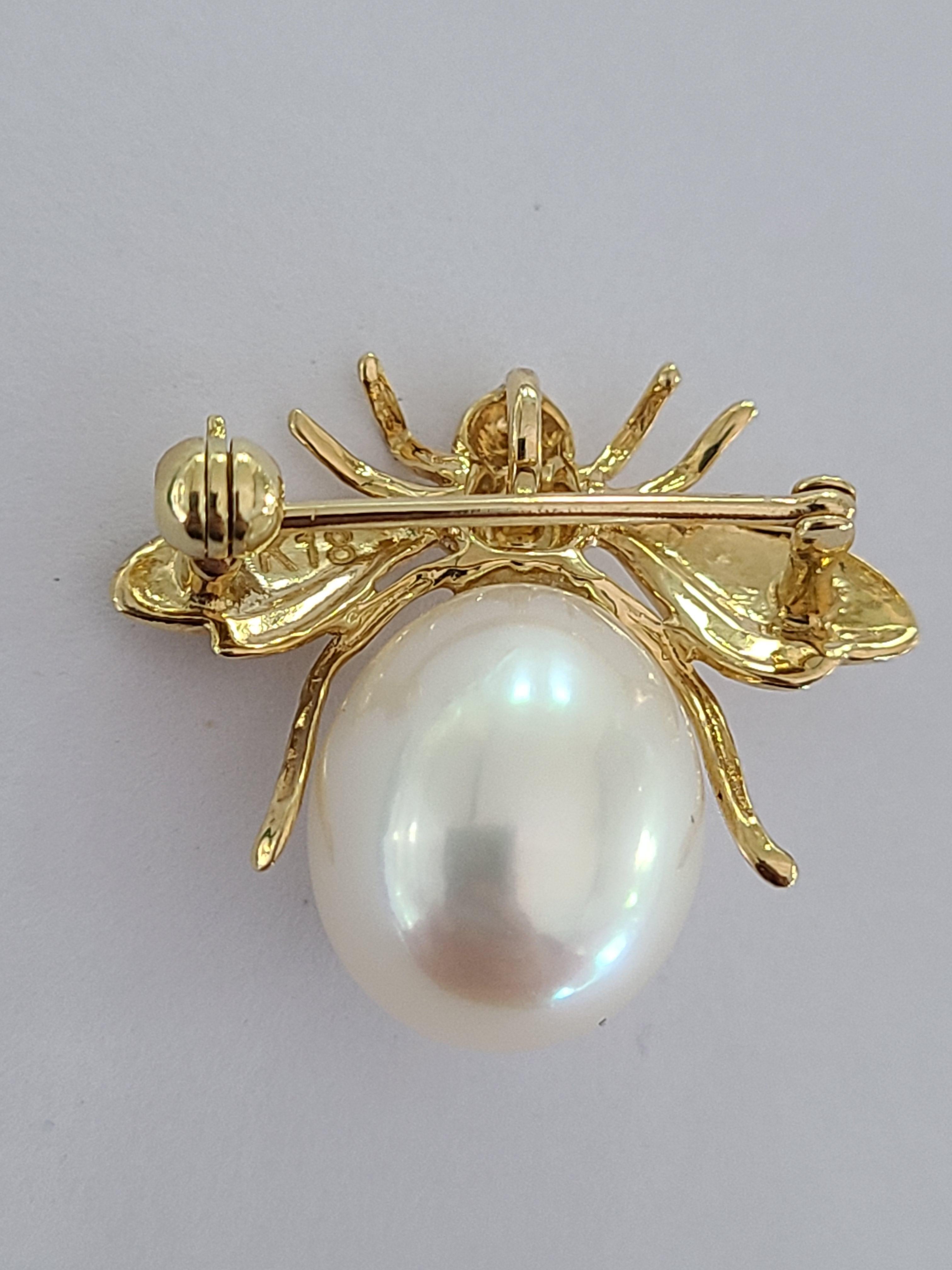 Oval Cut 9.9 Carat Pearl Pendant/Brooch in 18 Karat Gold