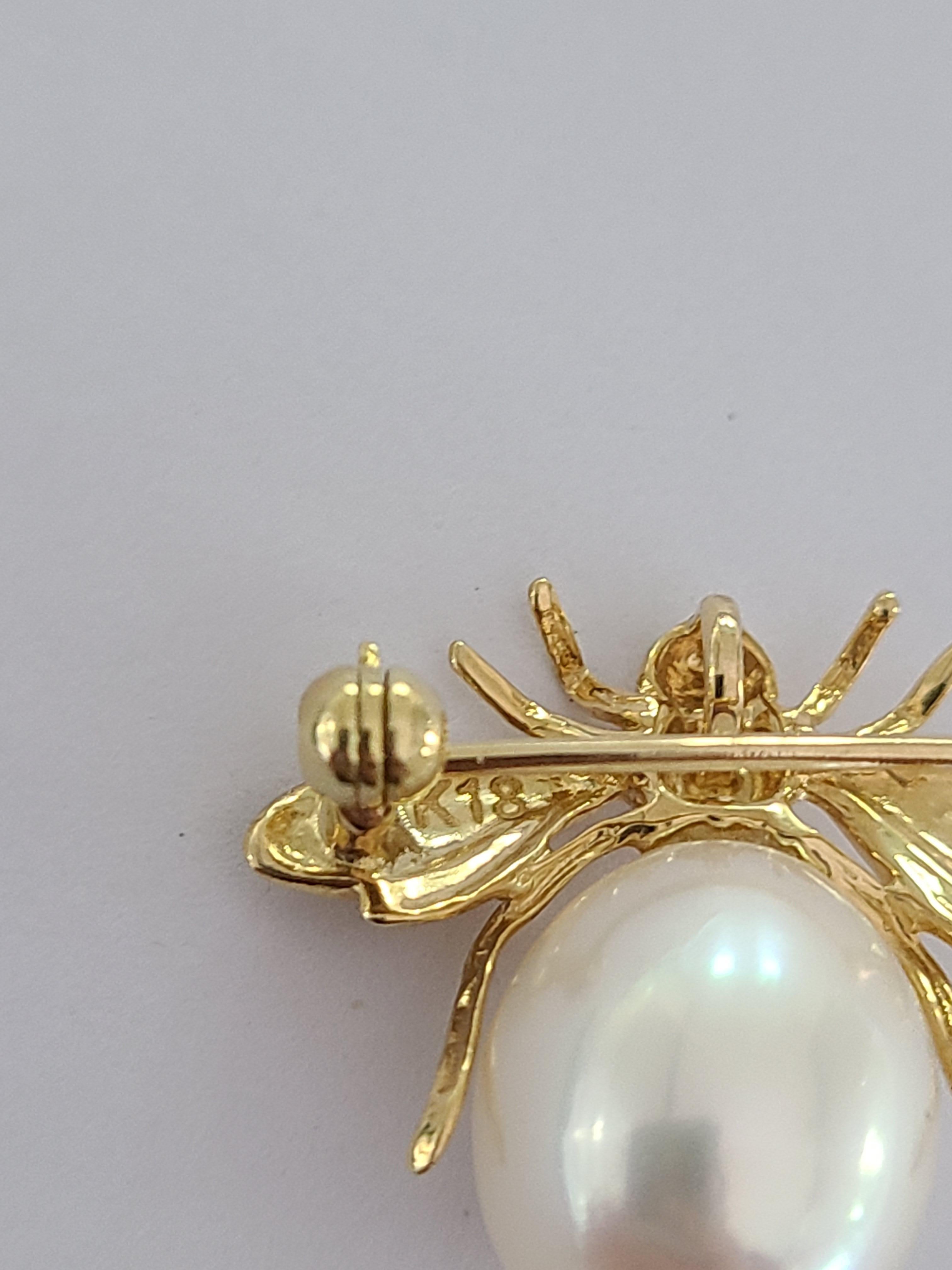 9.9 Carat Pearl Pendant/Brooch in 18 Karat Gold In New Condition In Hong Kong, HK