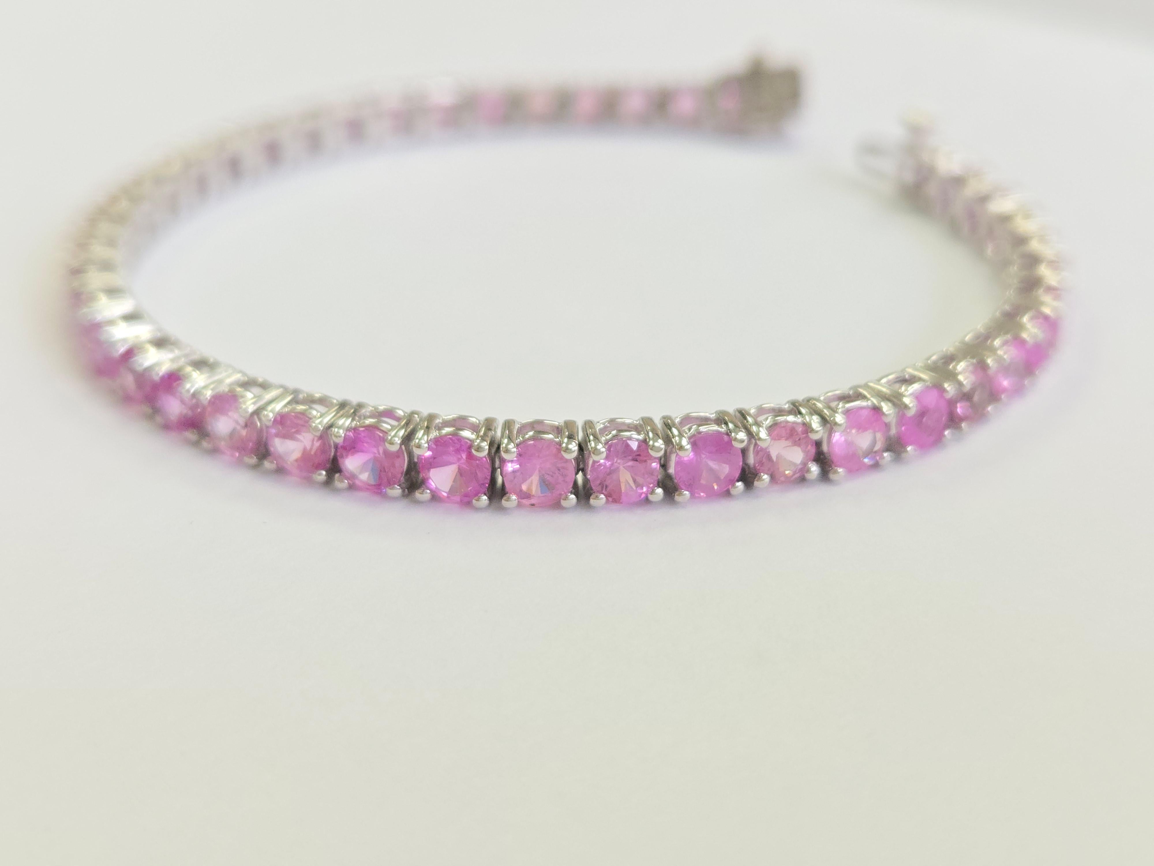 Pulsera de tenis de zafiro rosa natural de 9,90 quilates en oro blanco de 14 quilates

Una romántica expresión de elegancia atemporal, esta impresionante pulsera tenis presenta 9,90 quilates de zafiros rosas totalmente naturales, meticulosamente