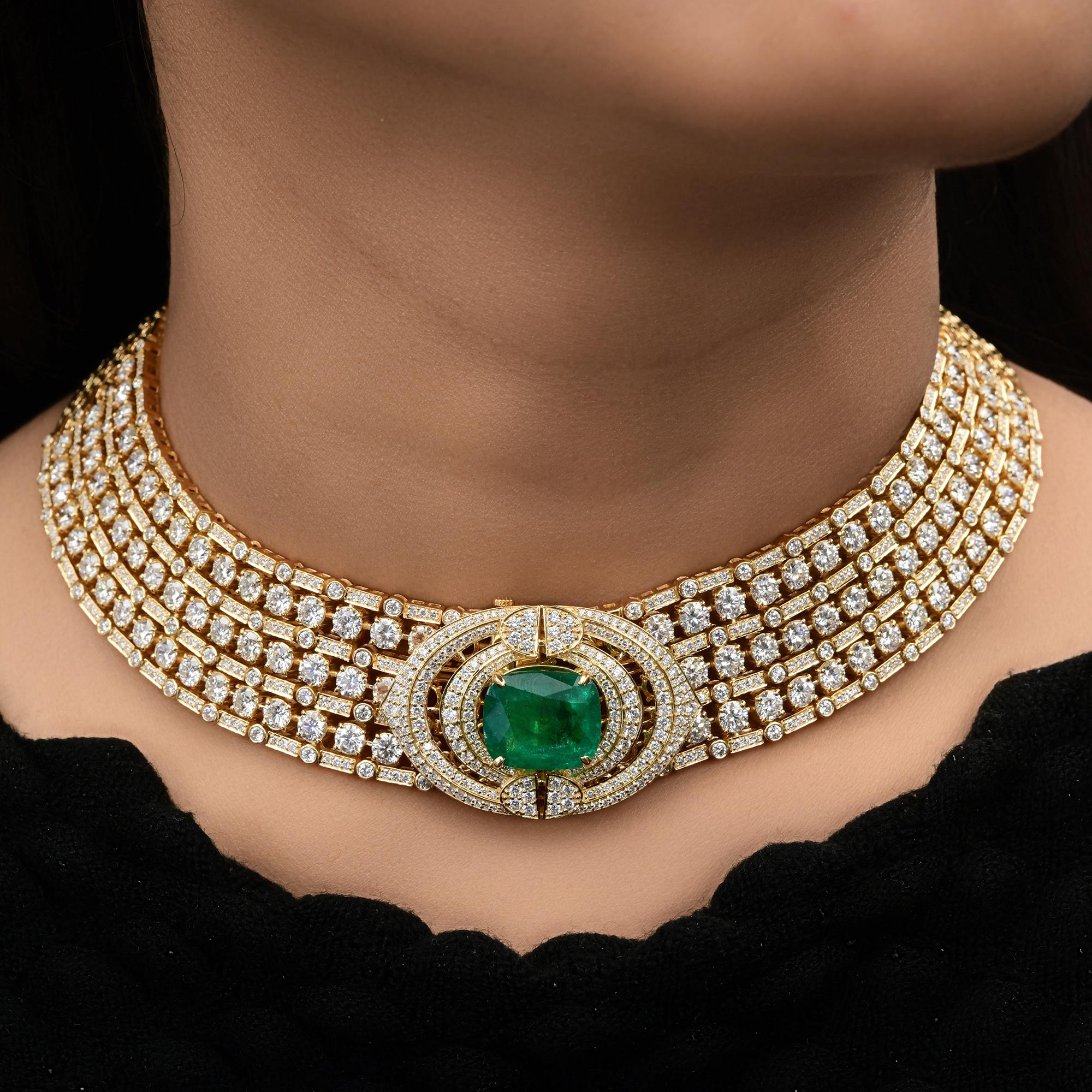 Modern 9.90 Carat Zambian Emerald 25.75 Ct SI/H Diamond 18k Yellow Gold Choker Necklace For Sale