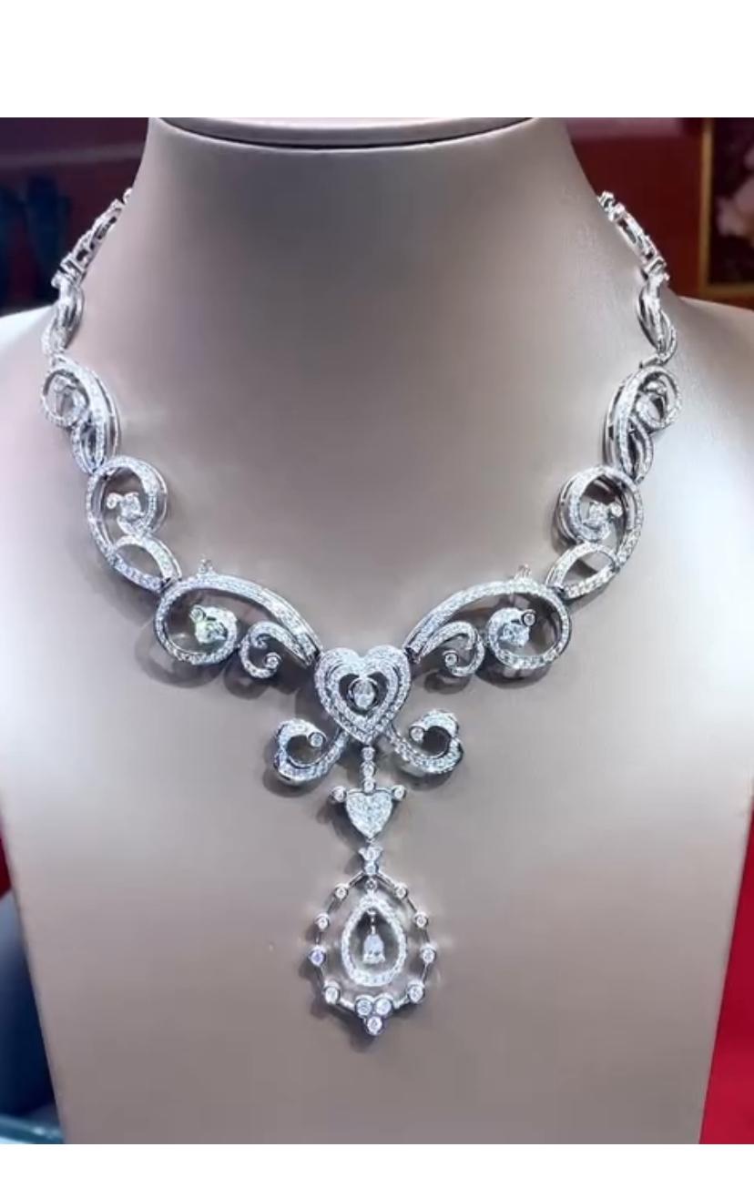 Eleva il tuo stile con questa favolosa collana. 
Progettato con particolare cura dei dettagli e con un design intricato, così sofisticato e raffinato.
I diamanti splendenti, che catturano l'essenza della regalità, incastonati in un brillante oro